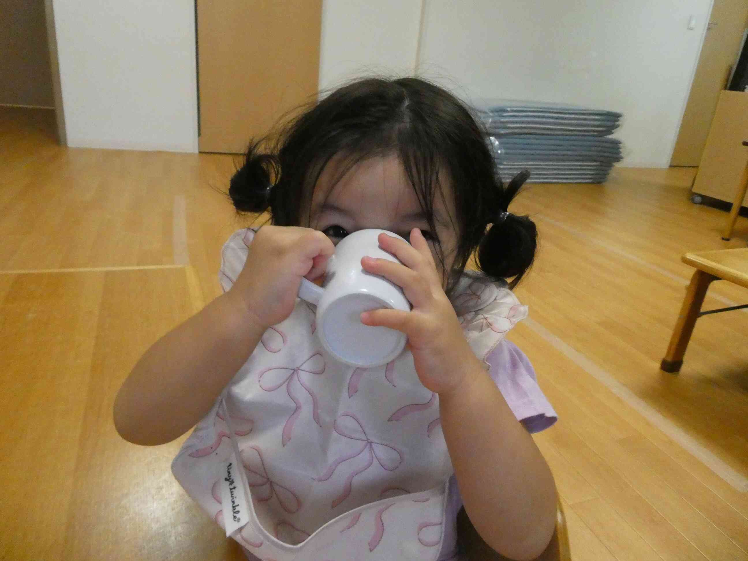 りす組（１歳児）、午前おやつの様子♬