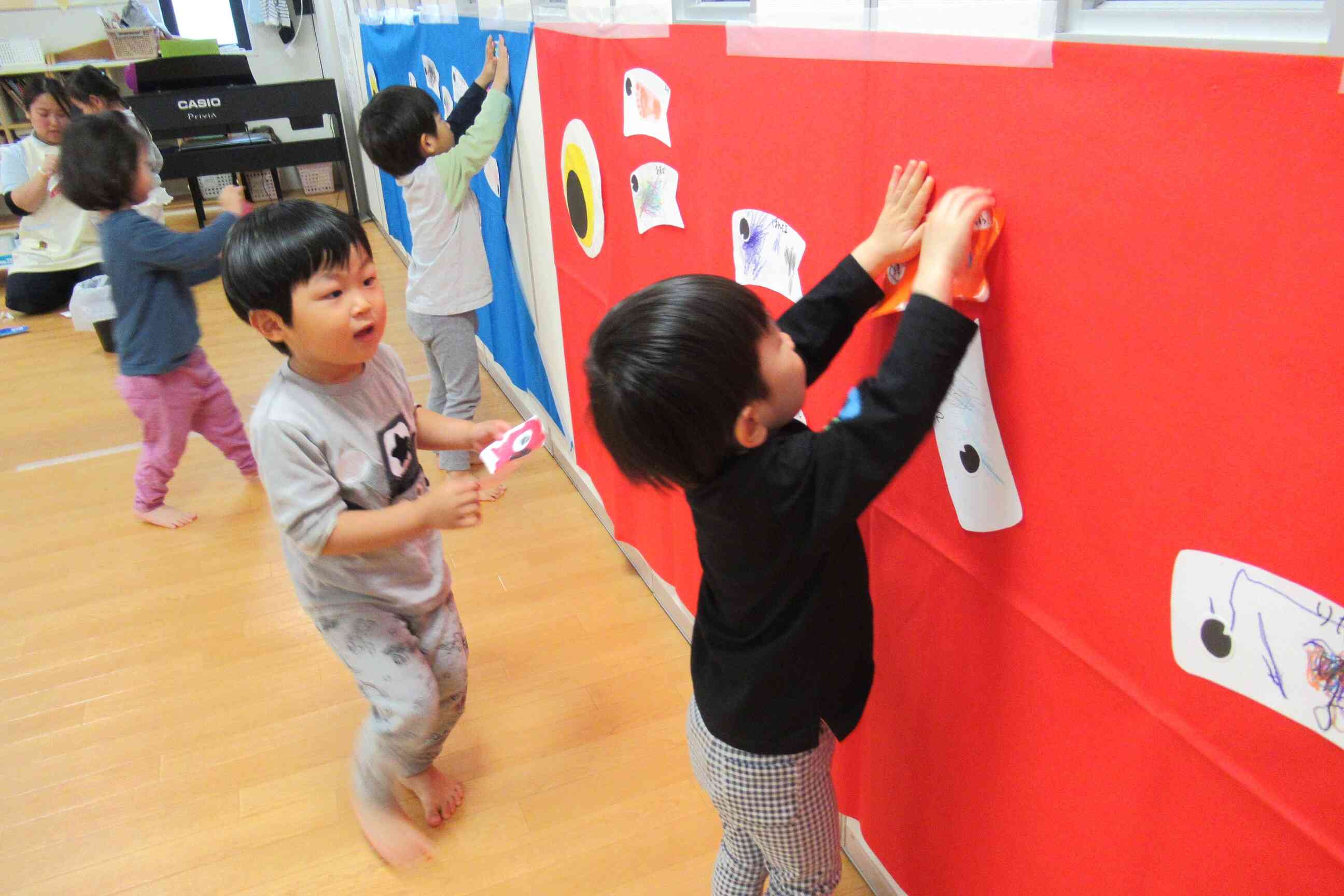 ぱんだ組（３歳児）さん、ぼくの/わたしの貼るー！