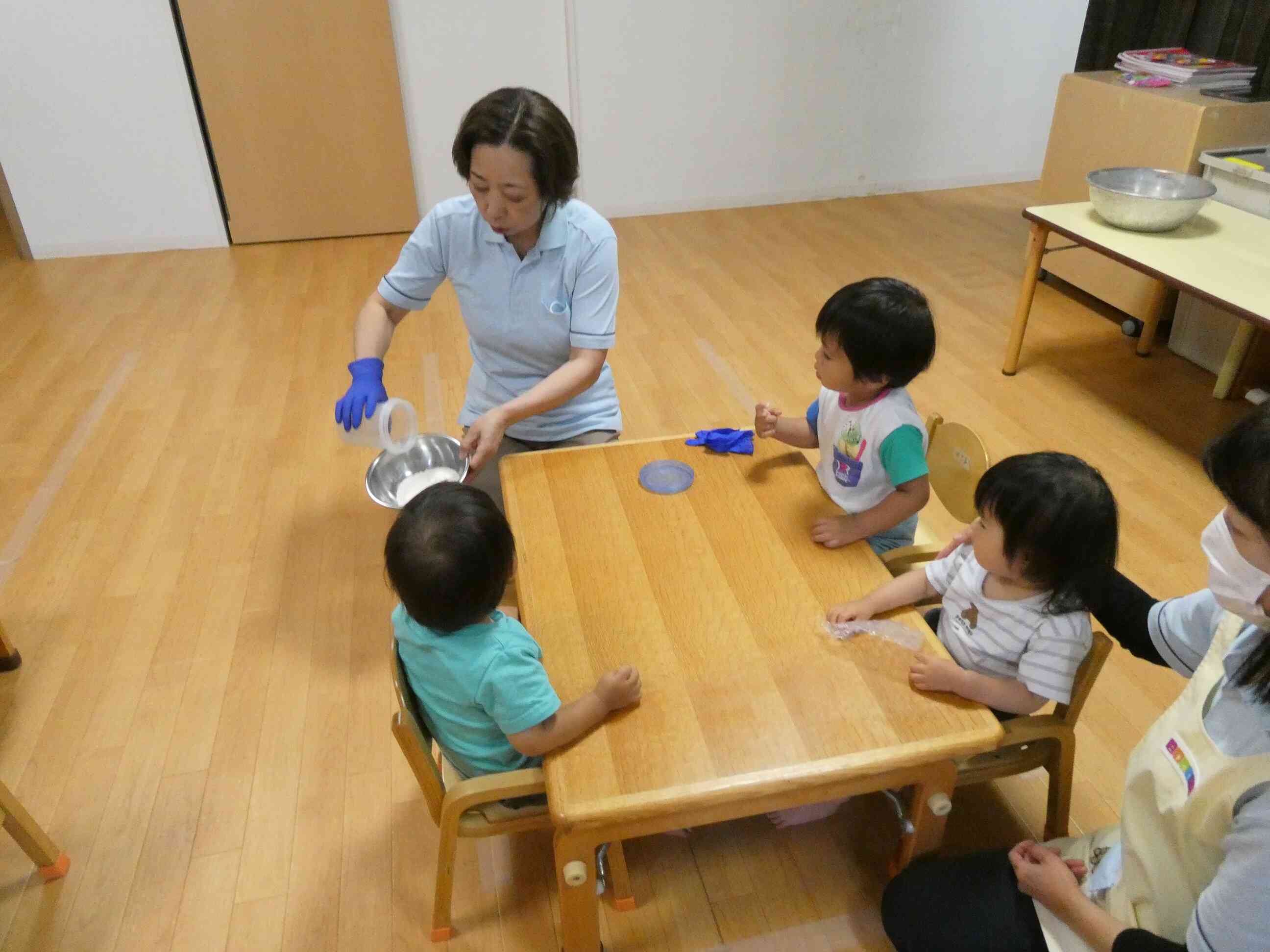 水を入れるよ～（塩や油も少し入れました）