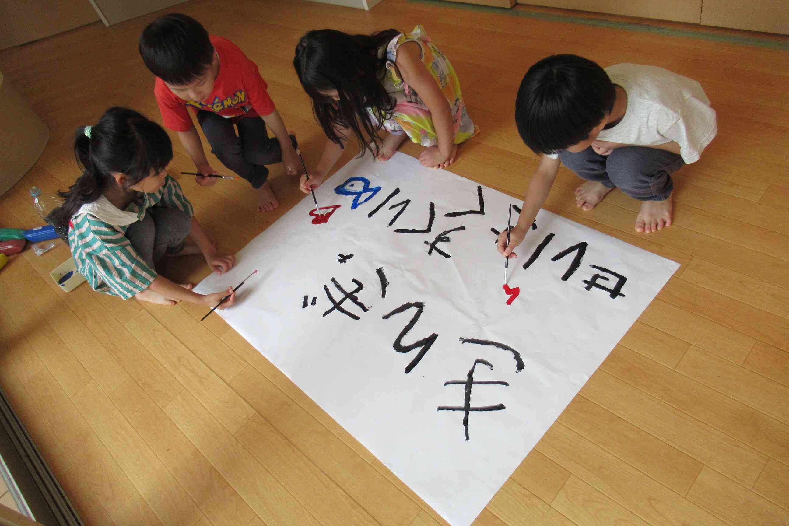 「みんなでかこーう！」と顔を寄せ合って作る場面もありました♡
