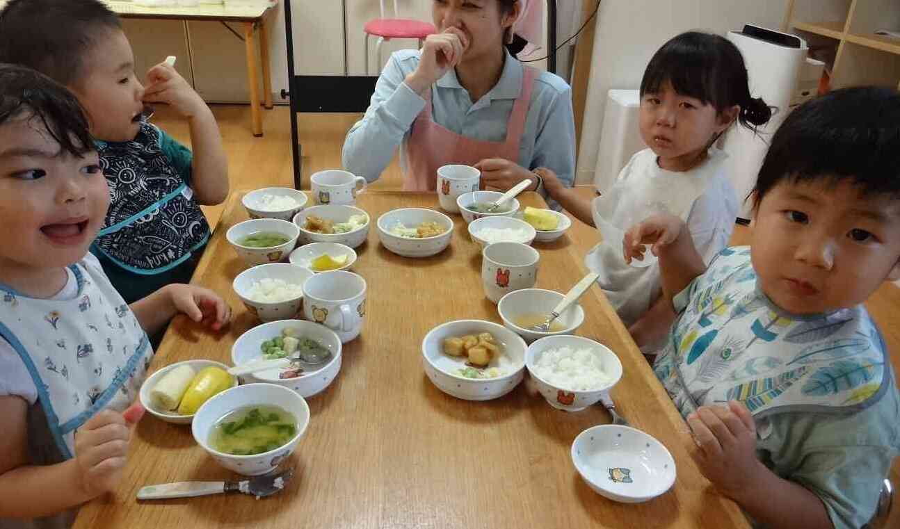 お友だちと向かい合って食べるよ!