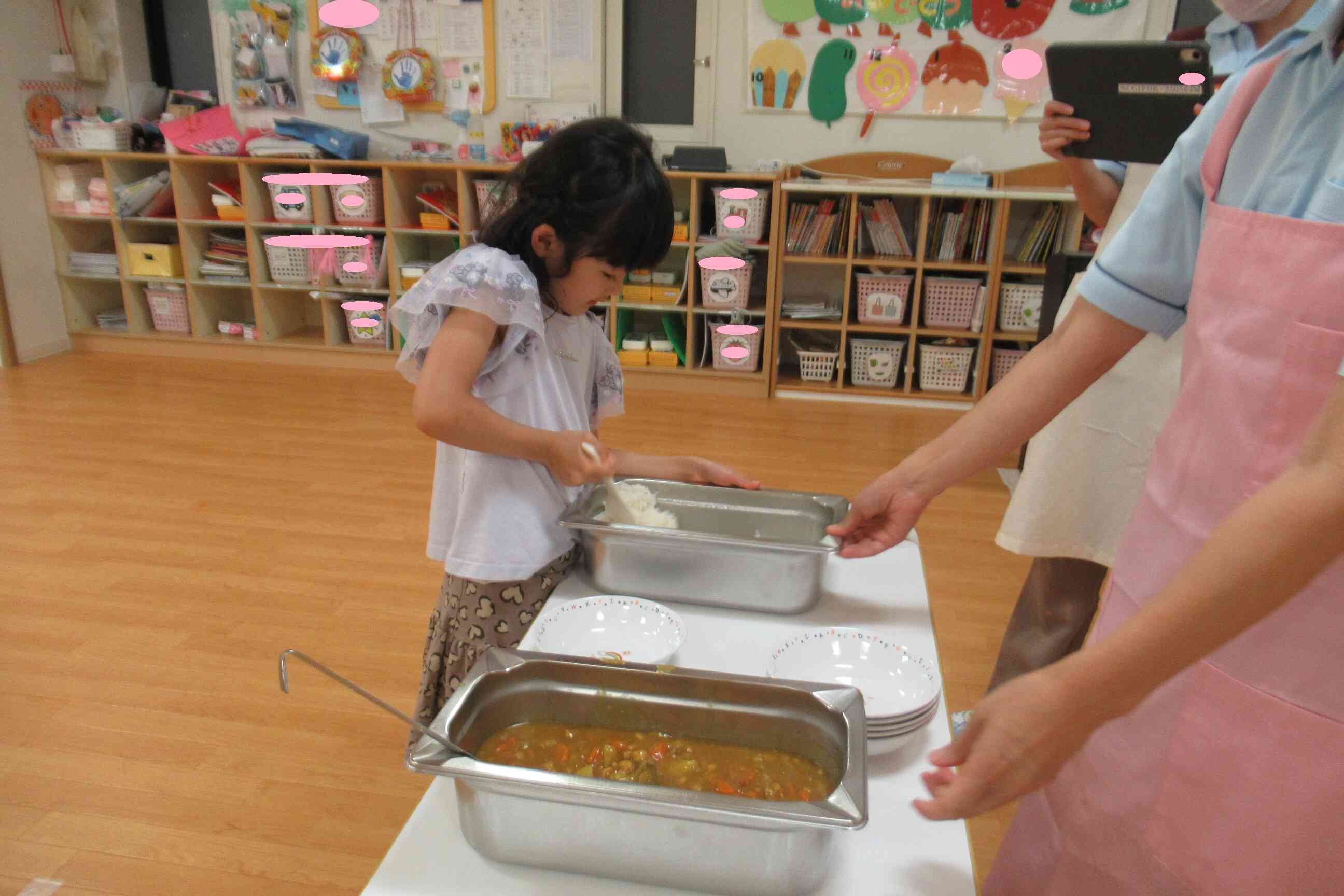 しっかり片手でおさえます！