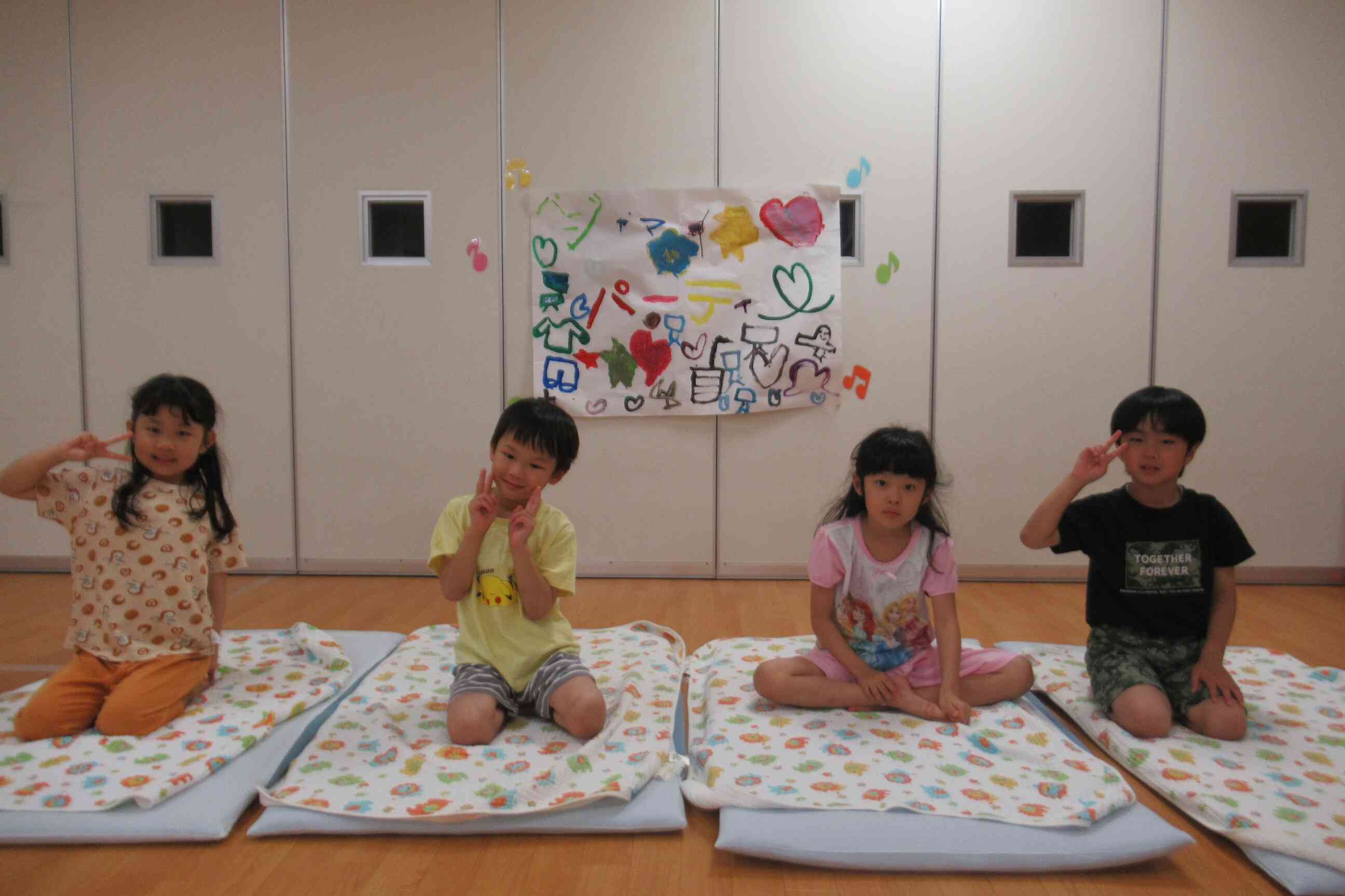夜に布団を敷くなんて、今日は初めて尽くしだね！