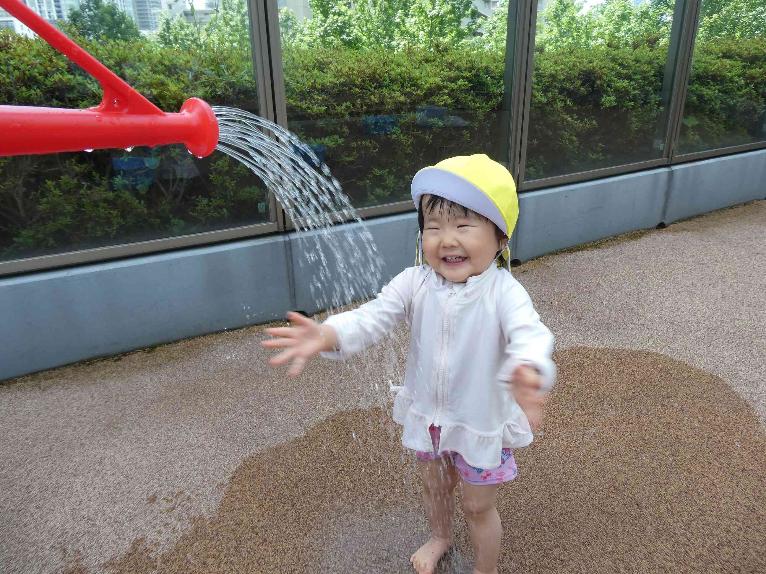 水遊びの様子ーりす組（１歳児）