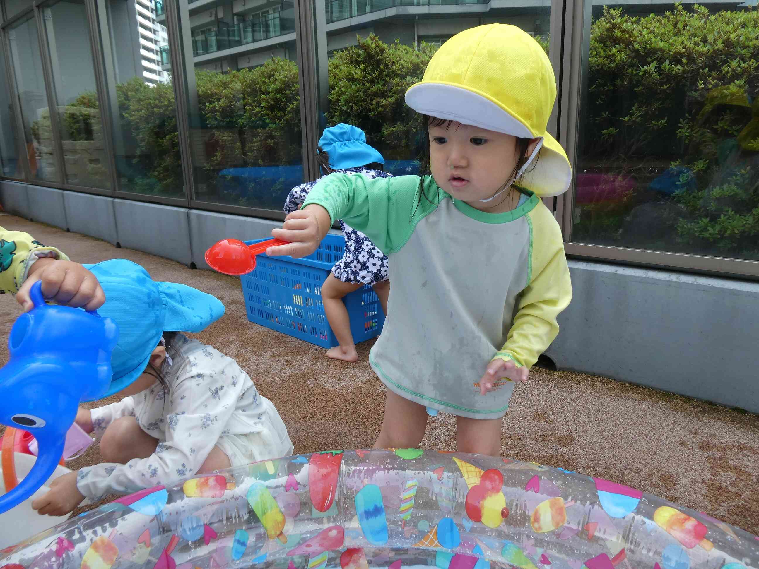 水遊びは、いつもより大胆に遊ぶお友だち!