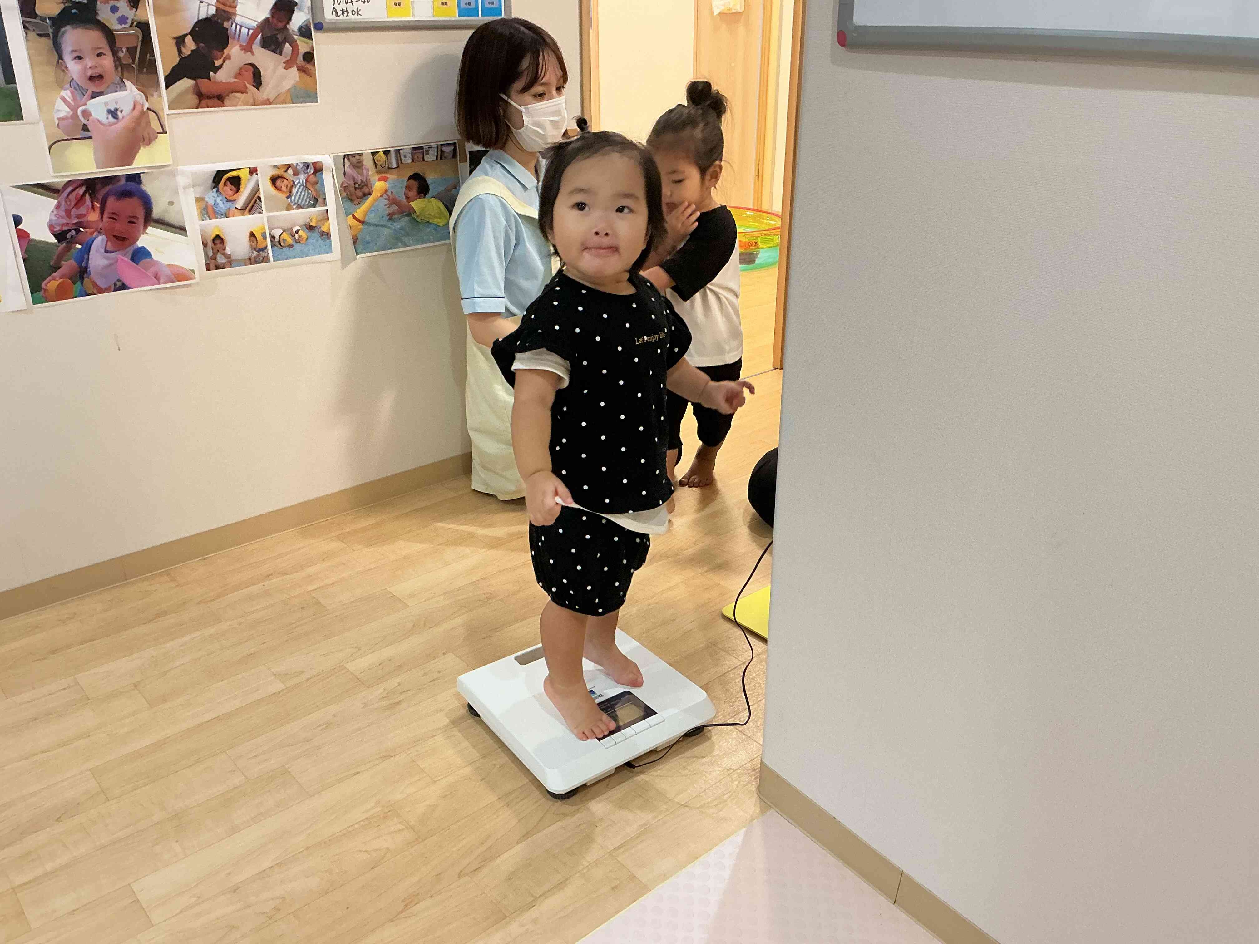 あひる組（1歳児）体重測定はお手の物♪