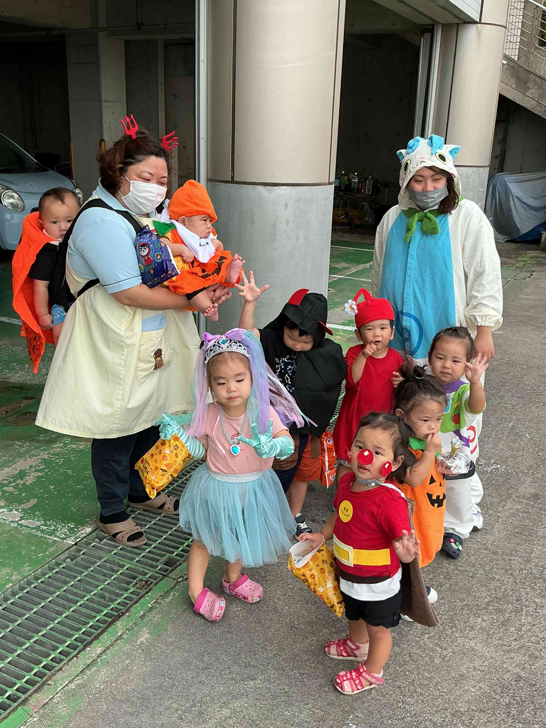 お菓子をくれなきゃ、いたずらするぞー♪