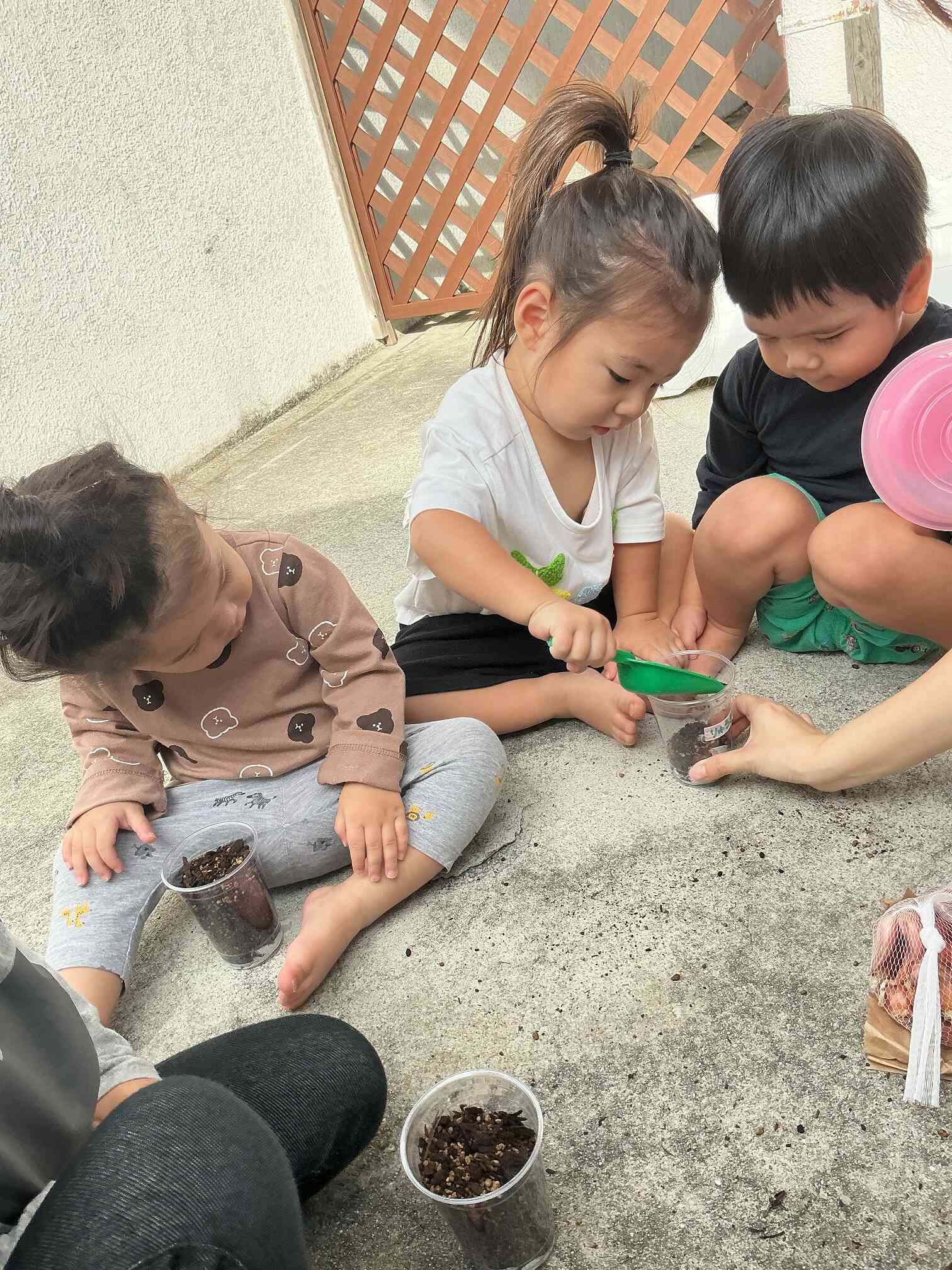 スコップで土を入れたよ！