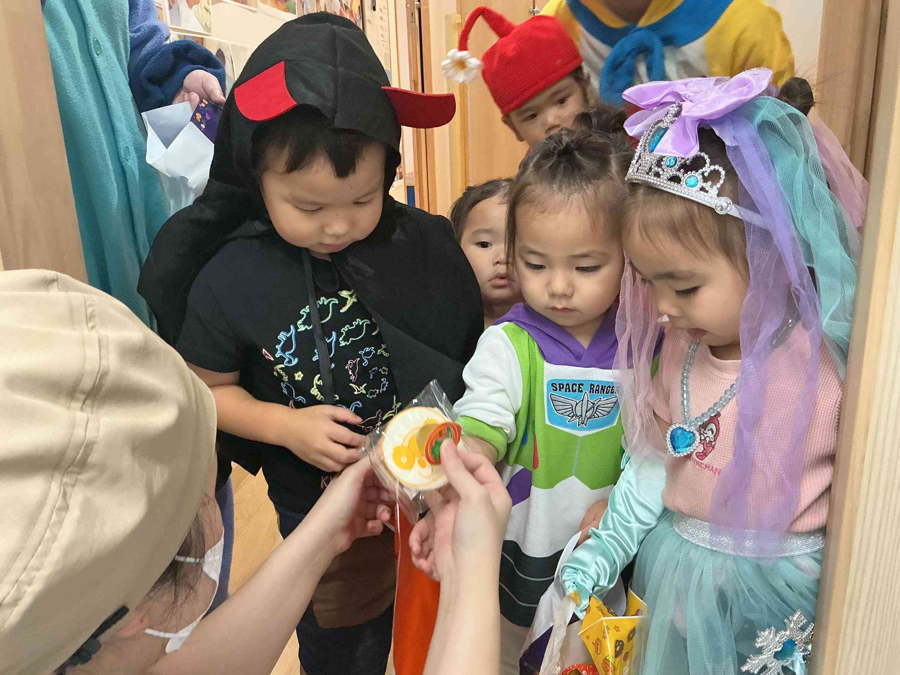 トリック オア トリート♪ 調理室にお菓子をもらいに行きました♪