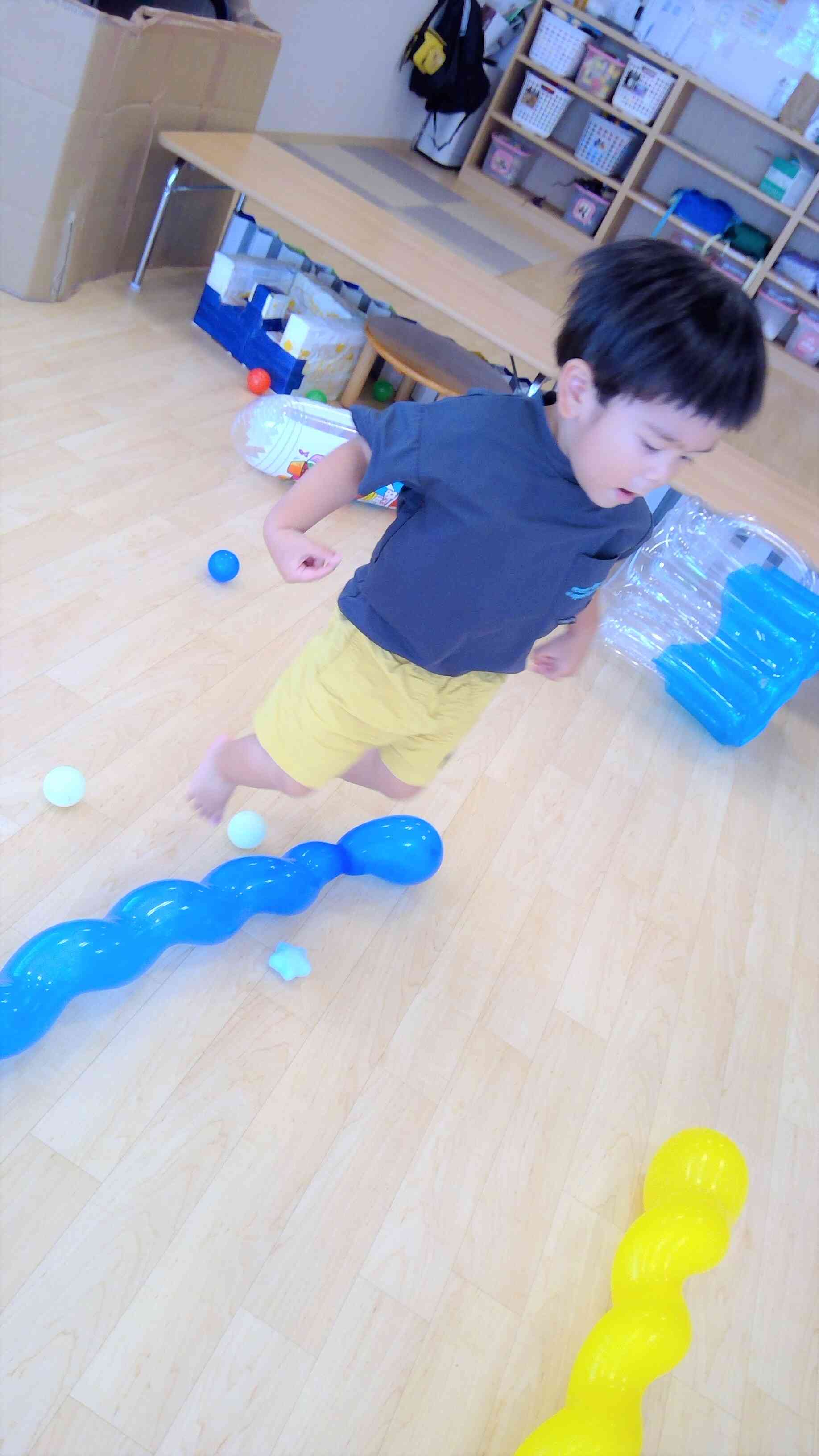ぴょん！風船を飛びこえたよ♪