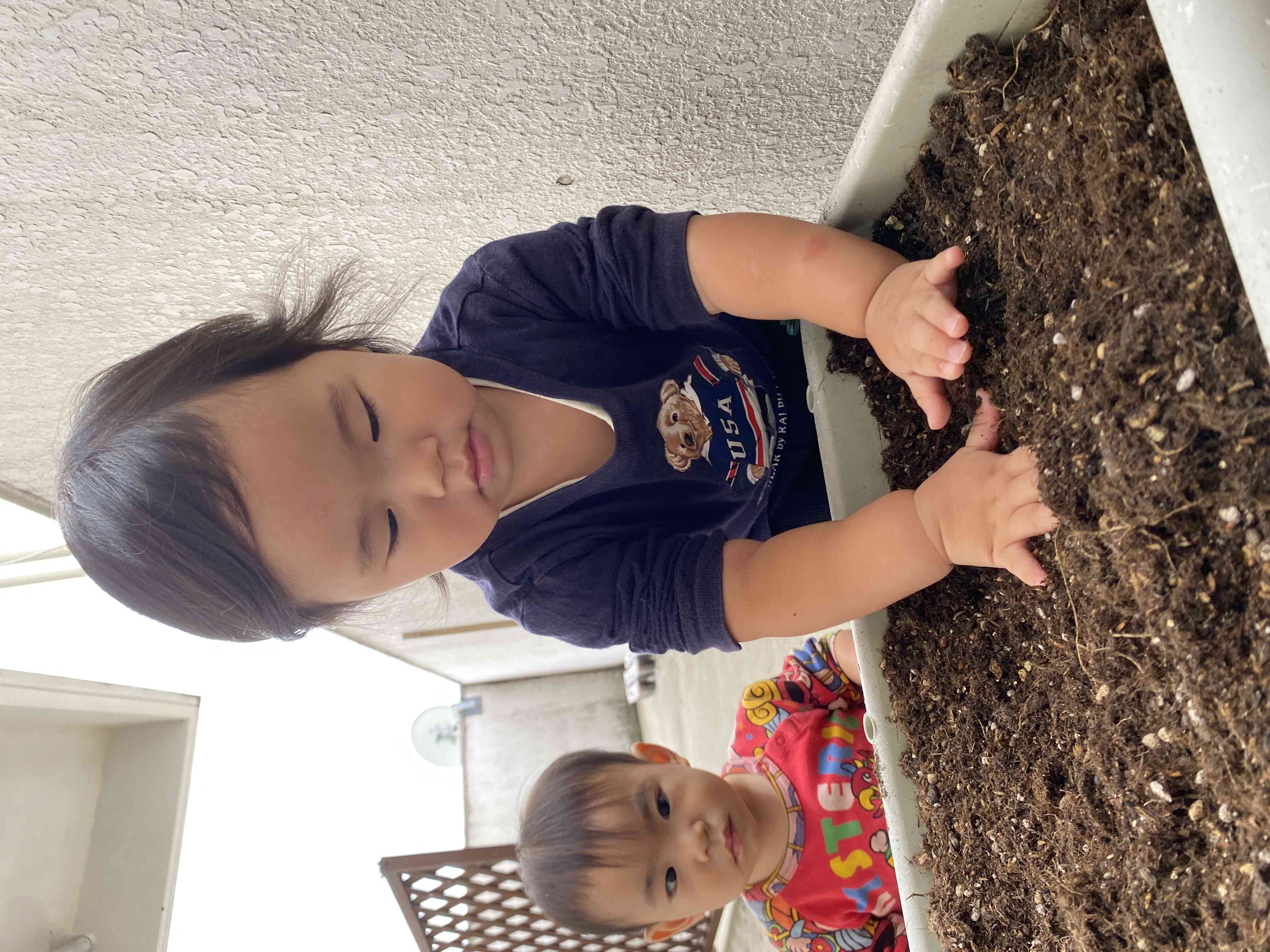土の感触が気持ちいいねっ（1〜2歳児）