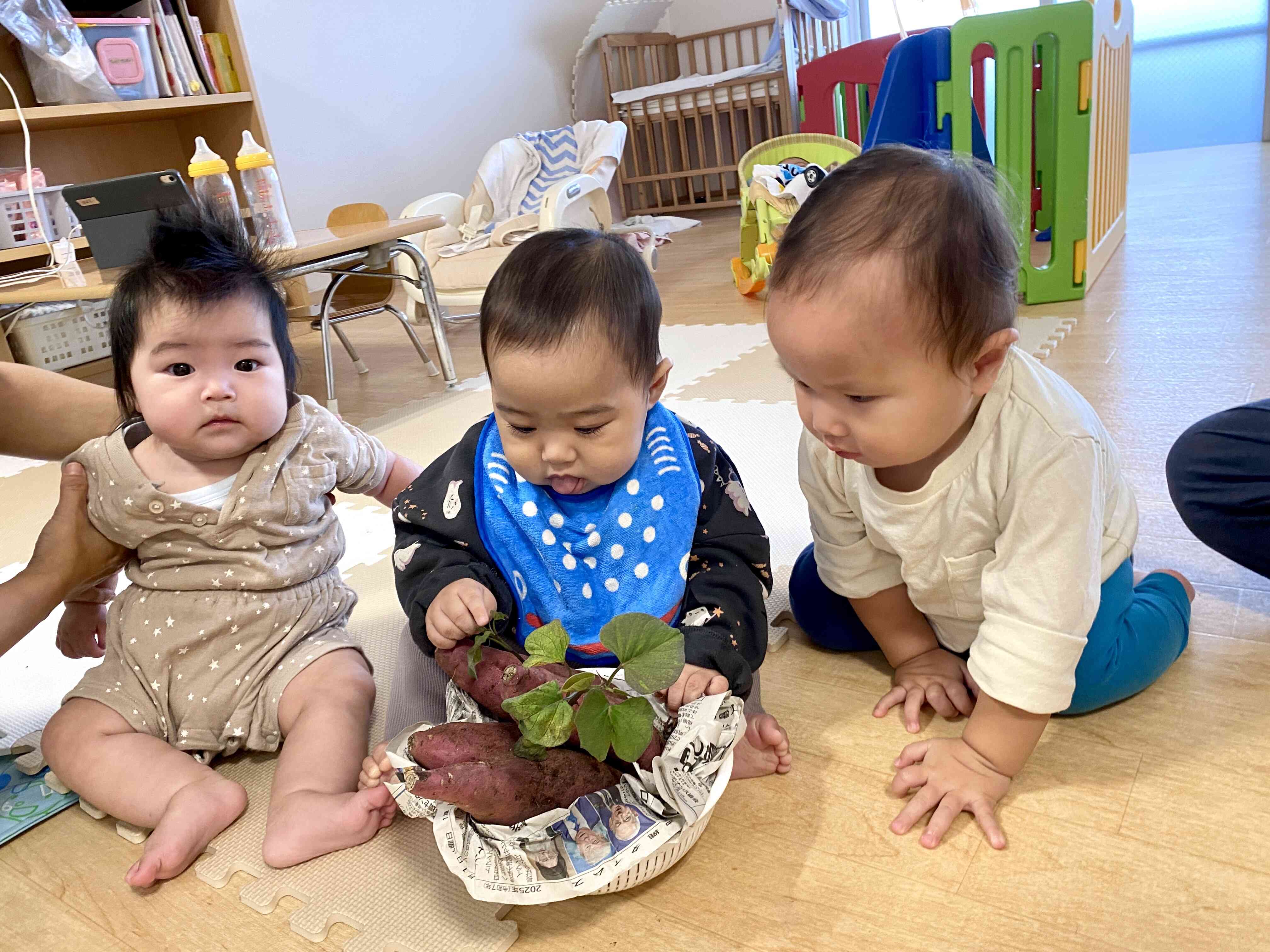 おいもの前でパシャリ♪（0歳児）