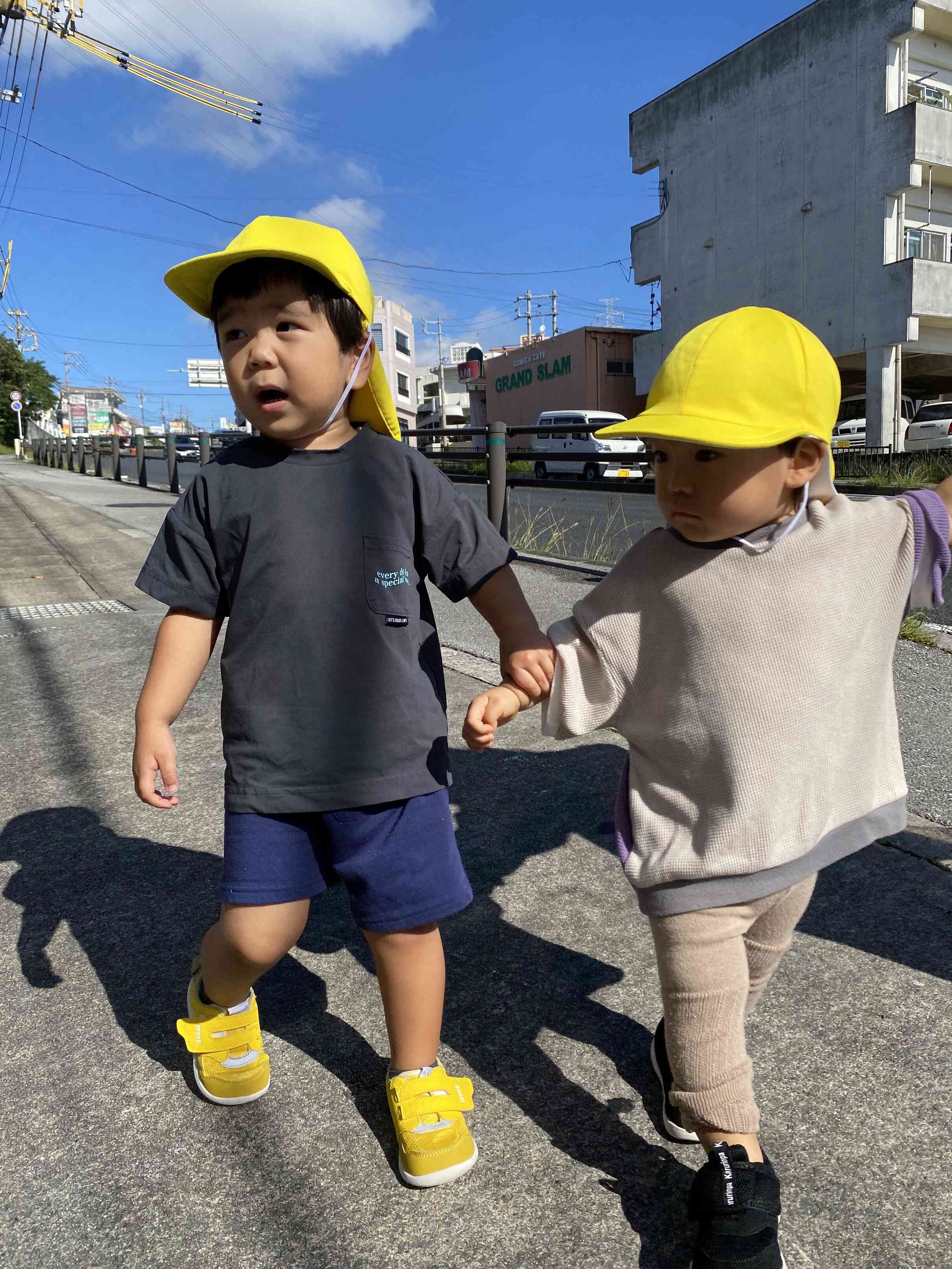 初めての“歩きお散歩デビュー”