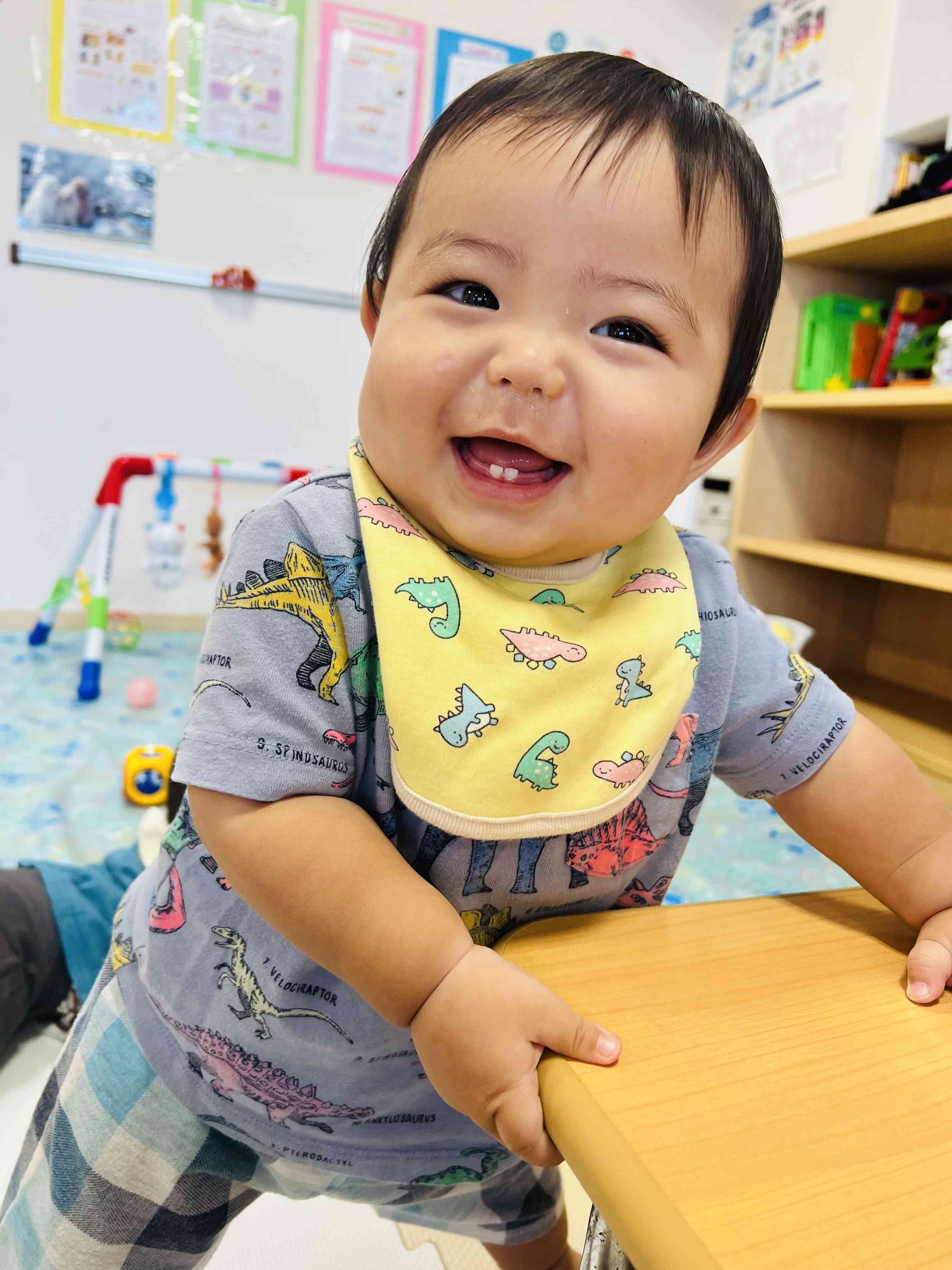 つかまり立ち、今日はここまでできたよ〜!