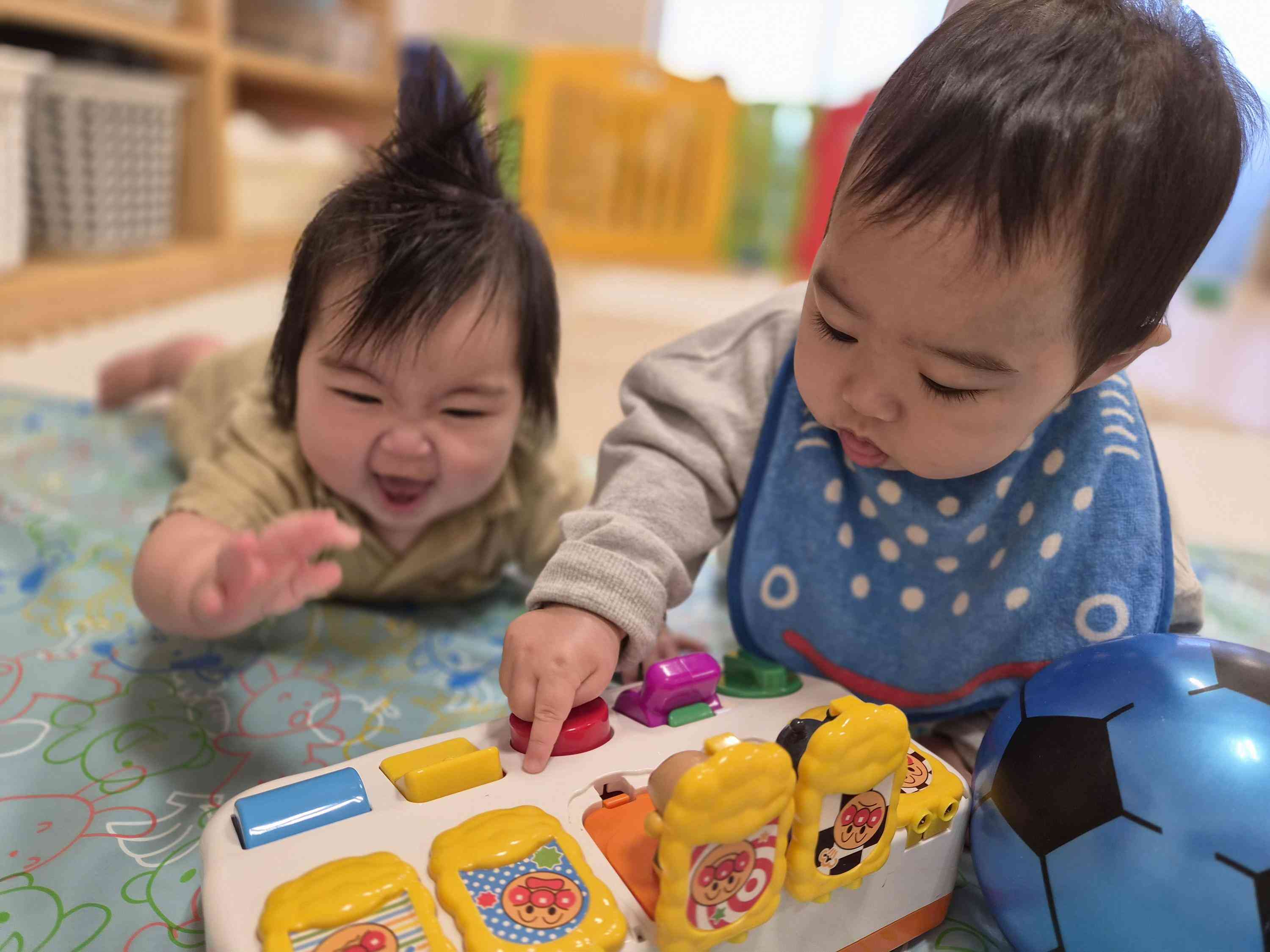 いっしょに押してみようっ