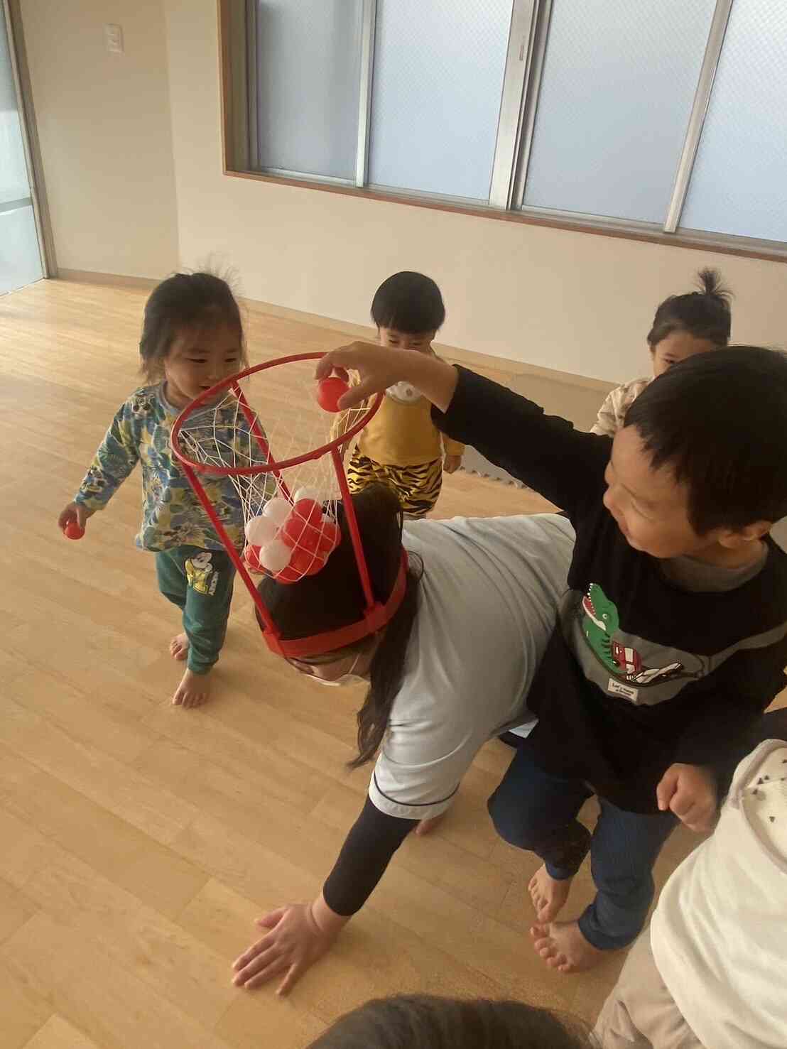 先生と一緒に玉入れ！