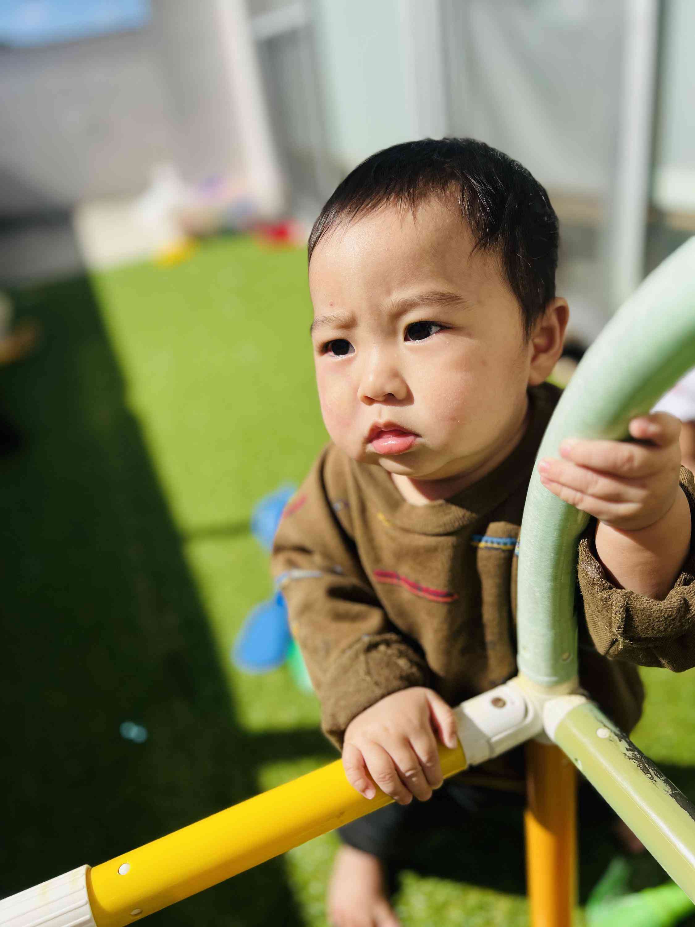 つかまり立ち、がんばってます！