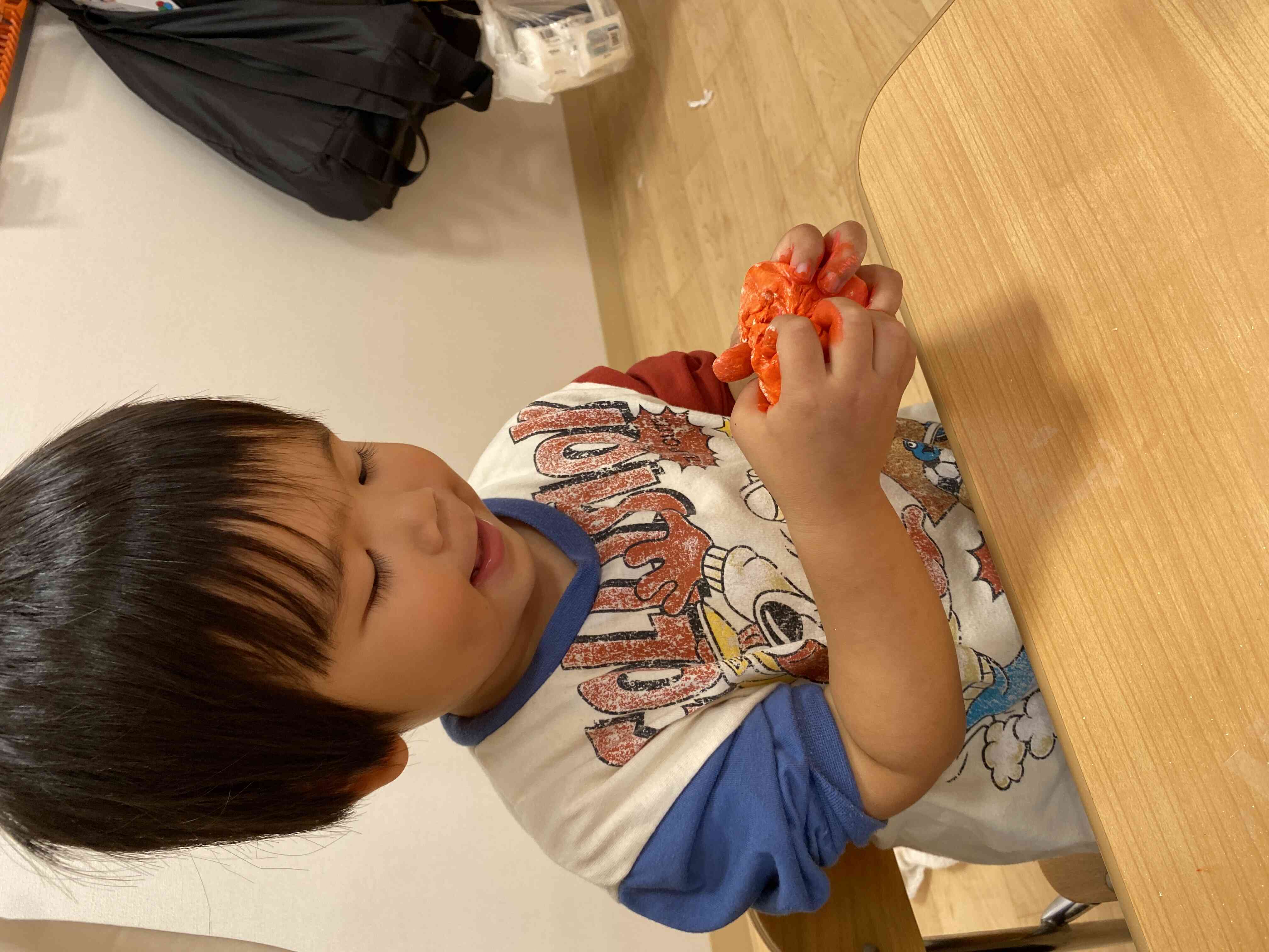 粘土で感触あそび