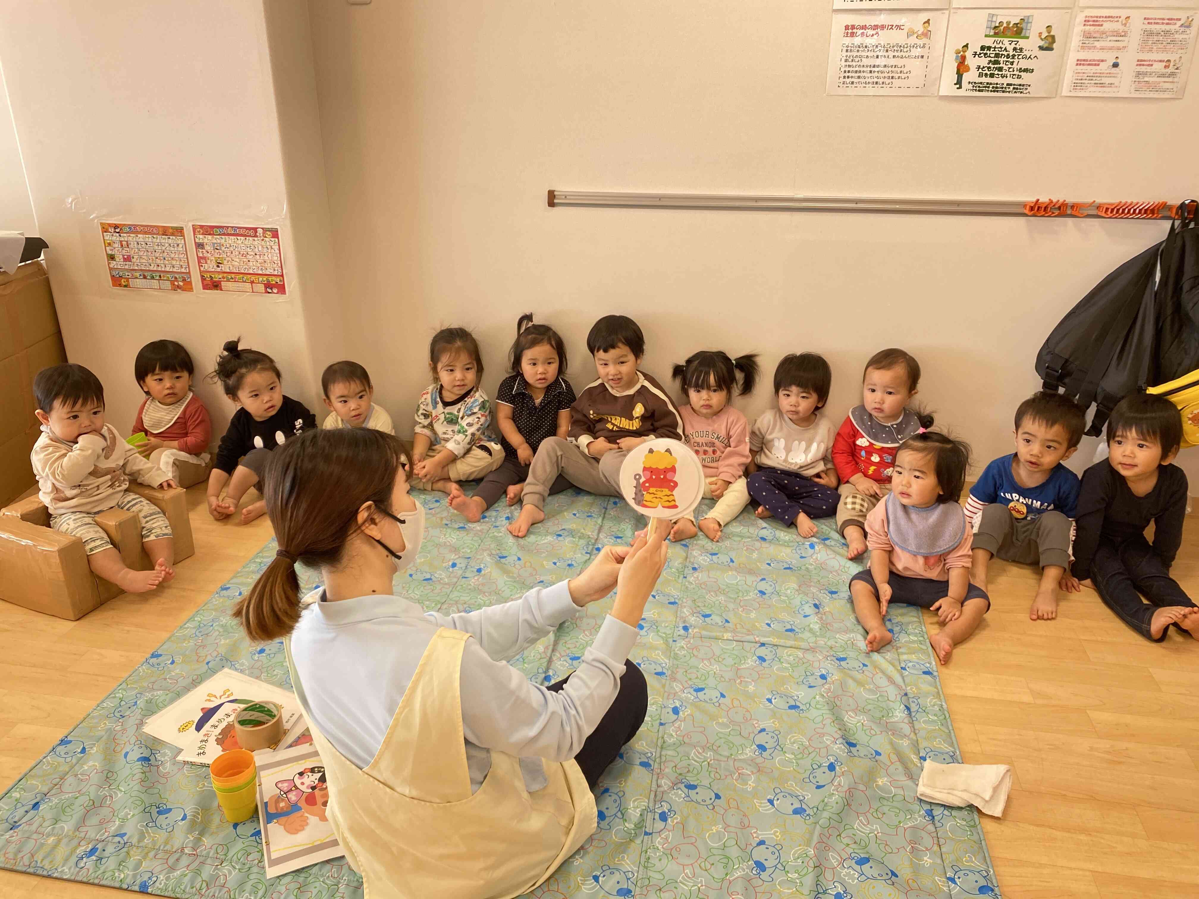 節分にまつわる絵本やペープサートの読み聞かせ