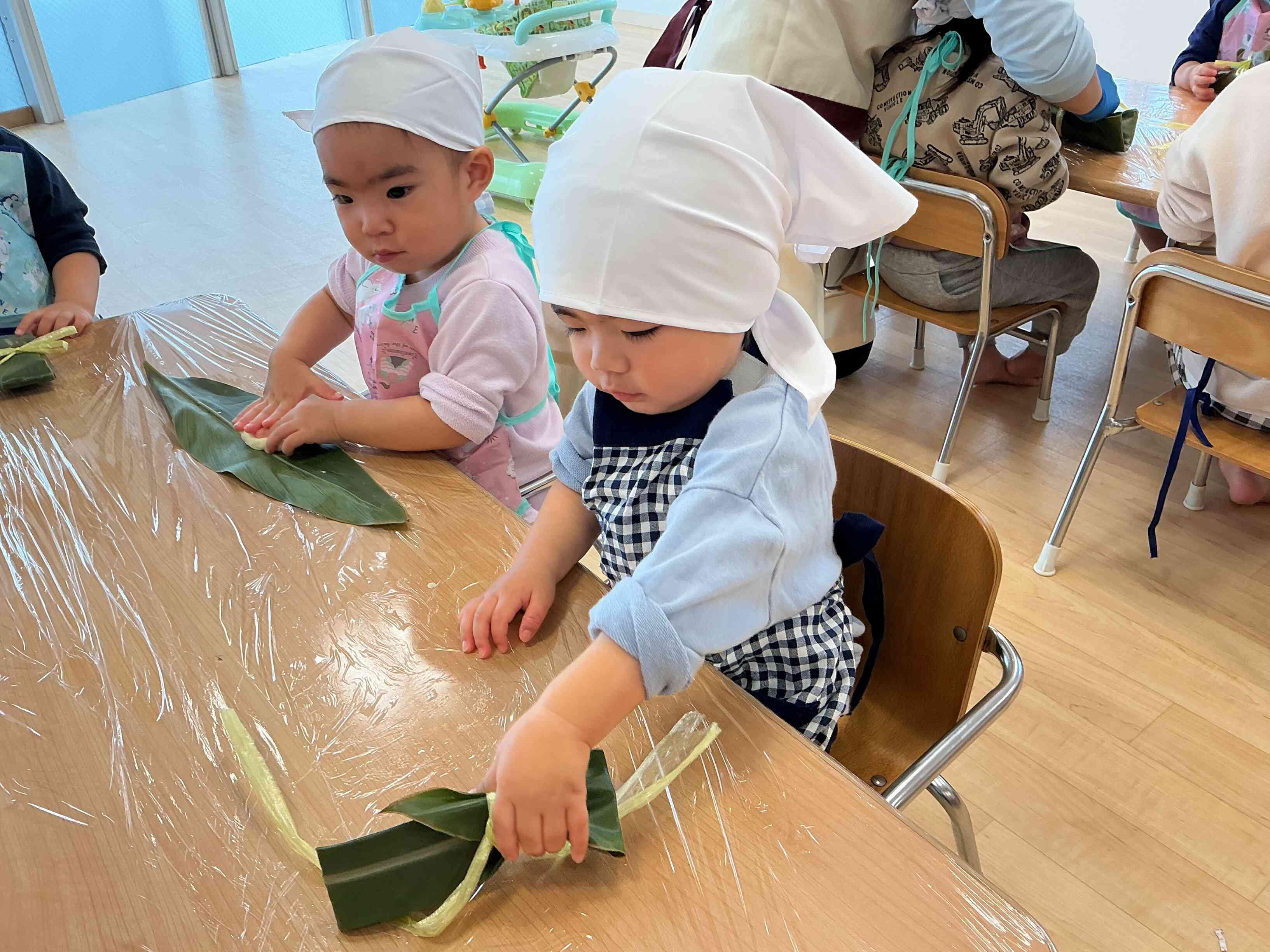 月桃の葉っぱをクンクン