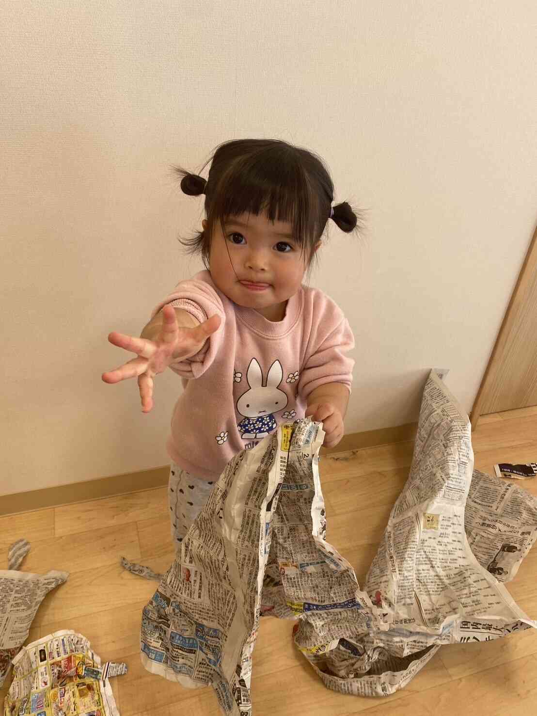 ダンボールと新聞紙遊び