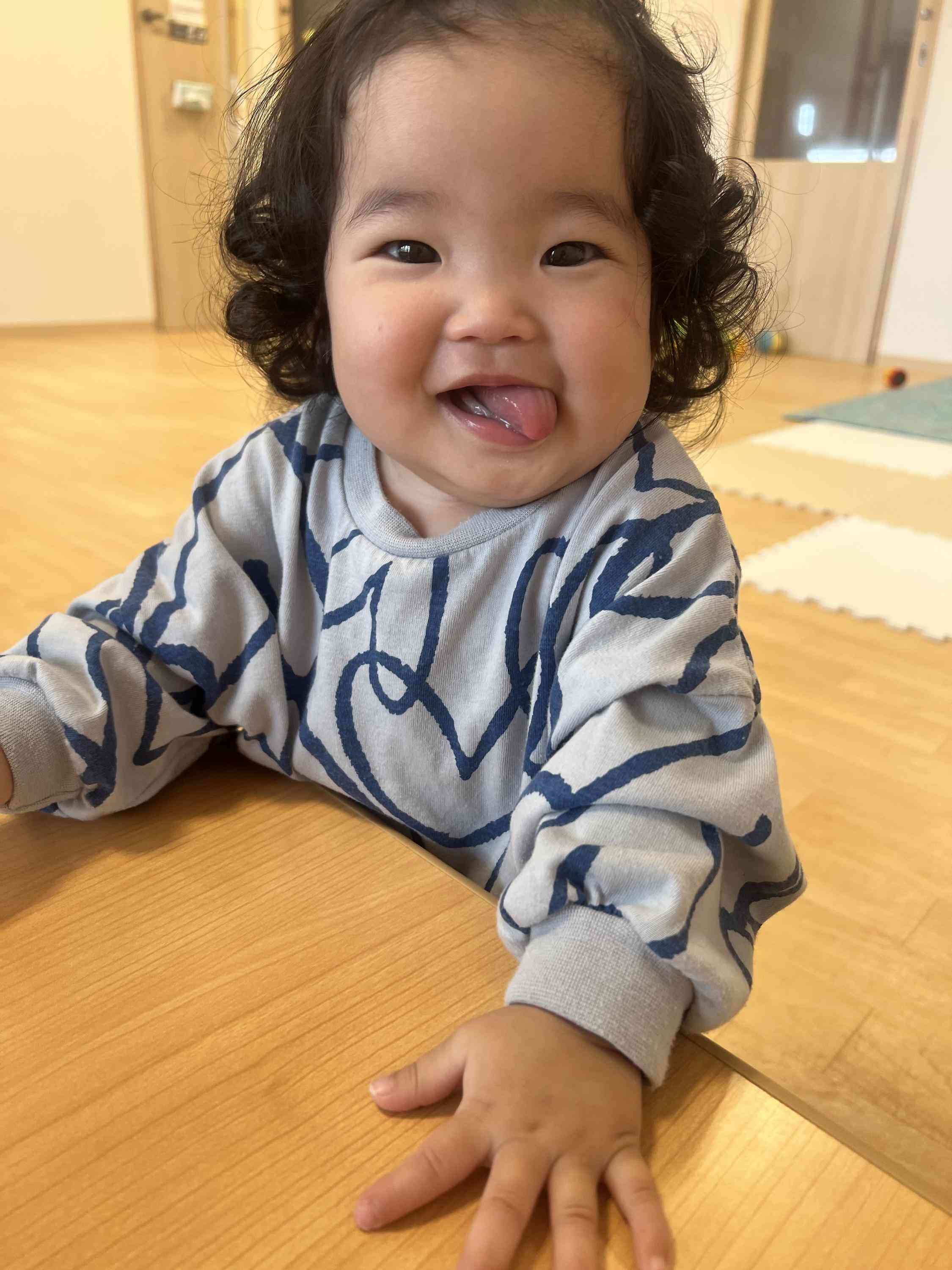 つかまり立ち練習中