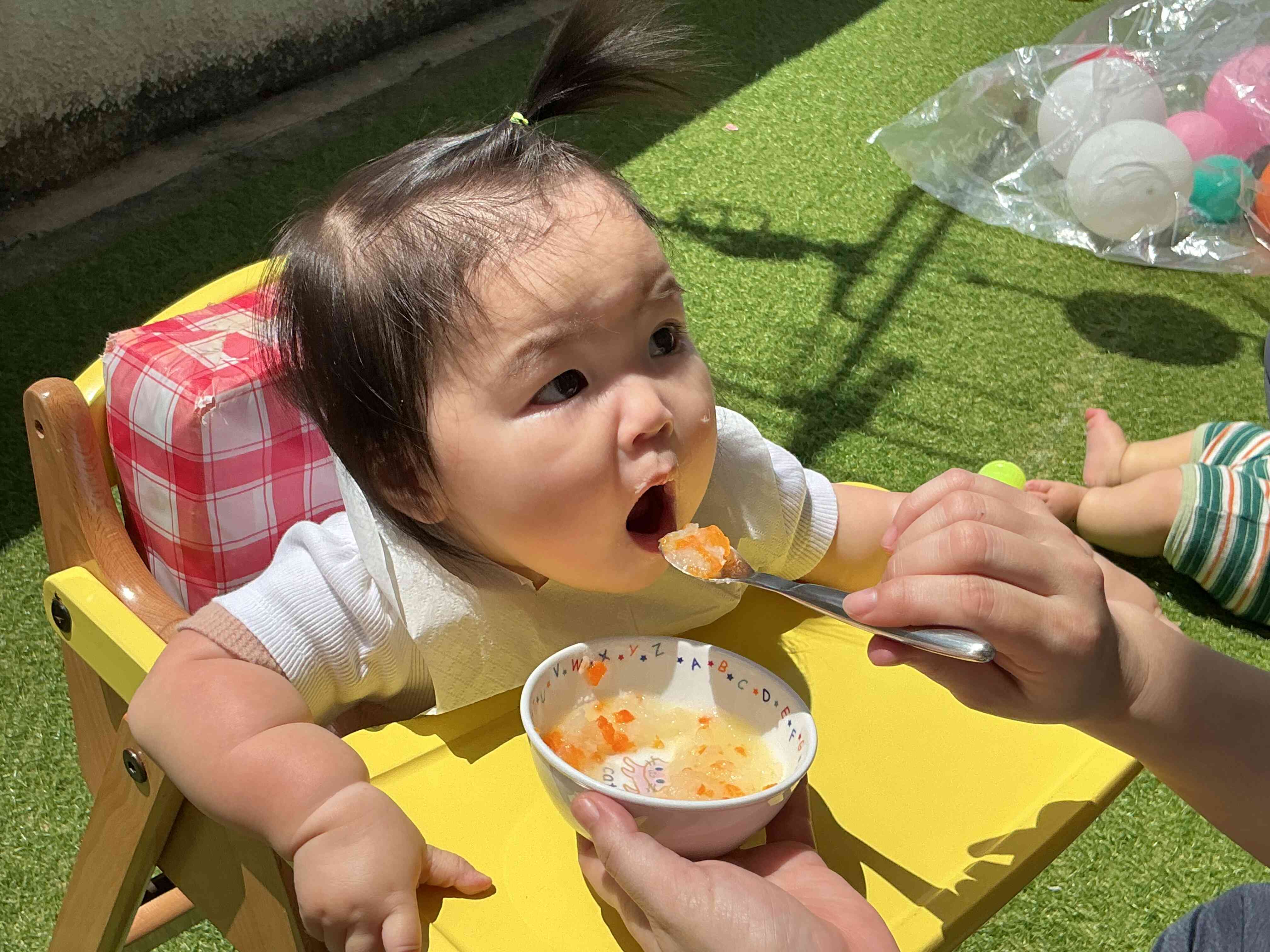 天気がいい日はお外で給食