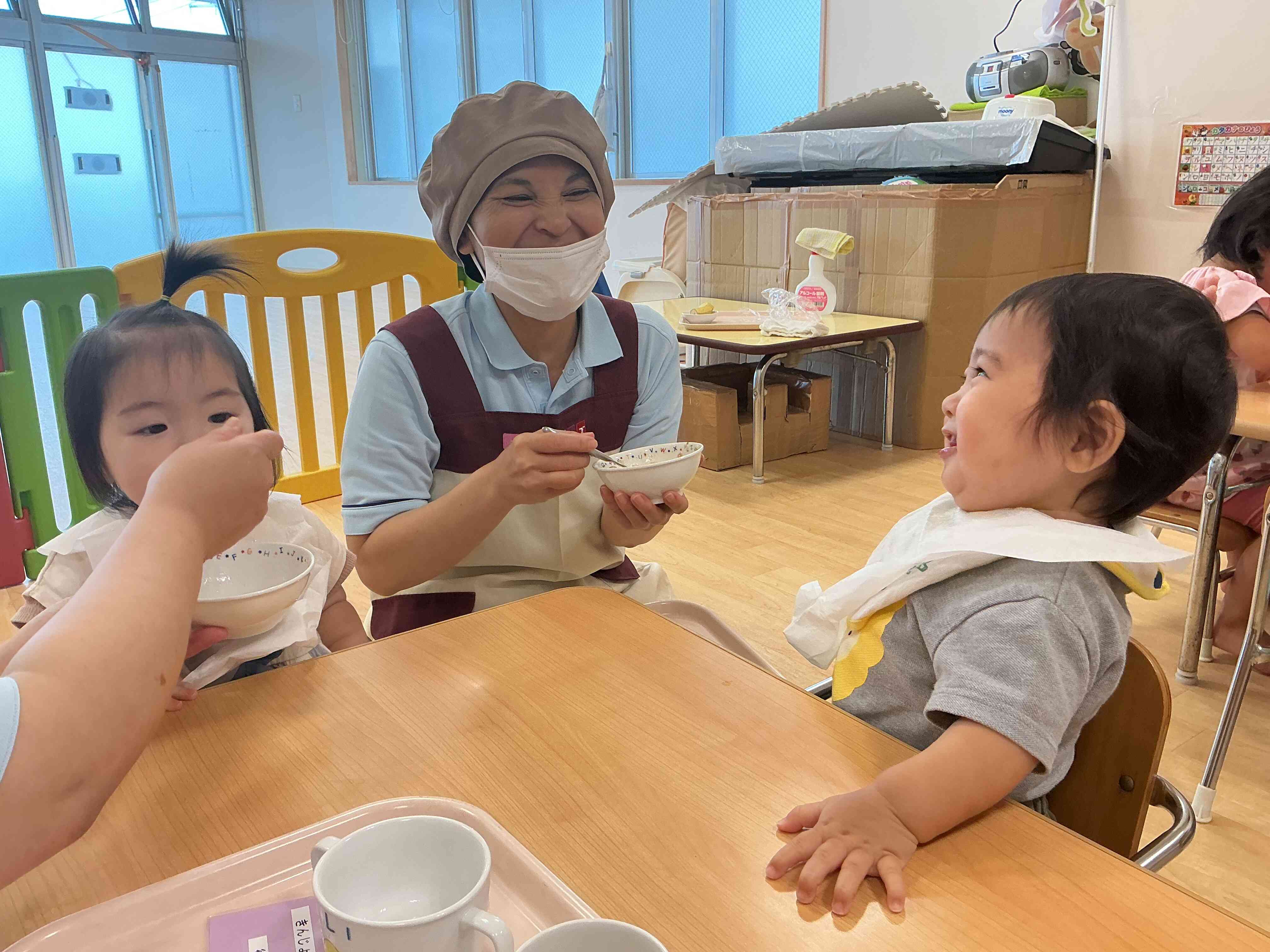あーん、ぱくっ、おいしー！