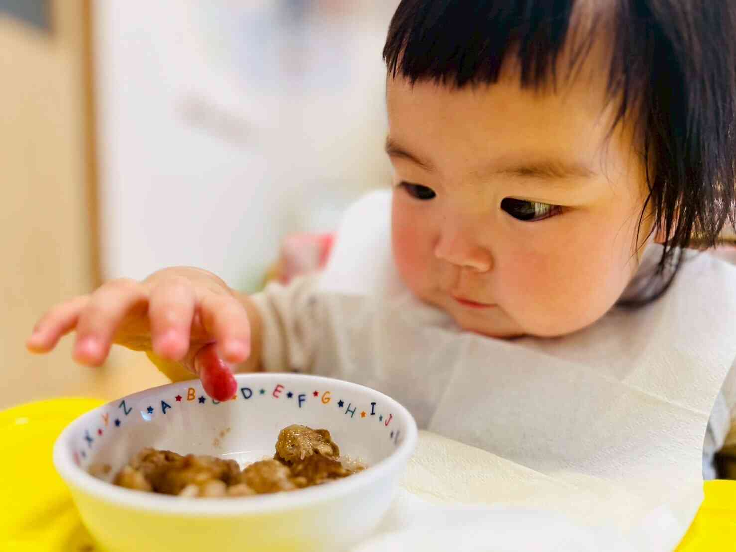 ふわふわつくね、手づかみ練習中