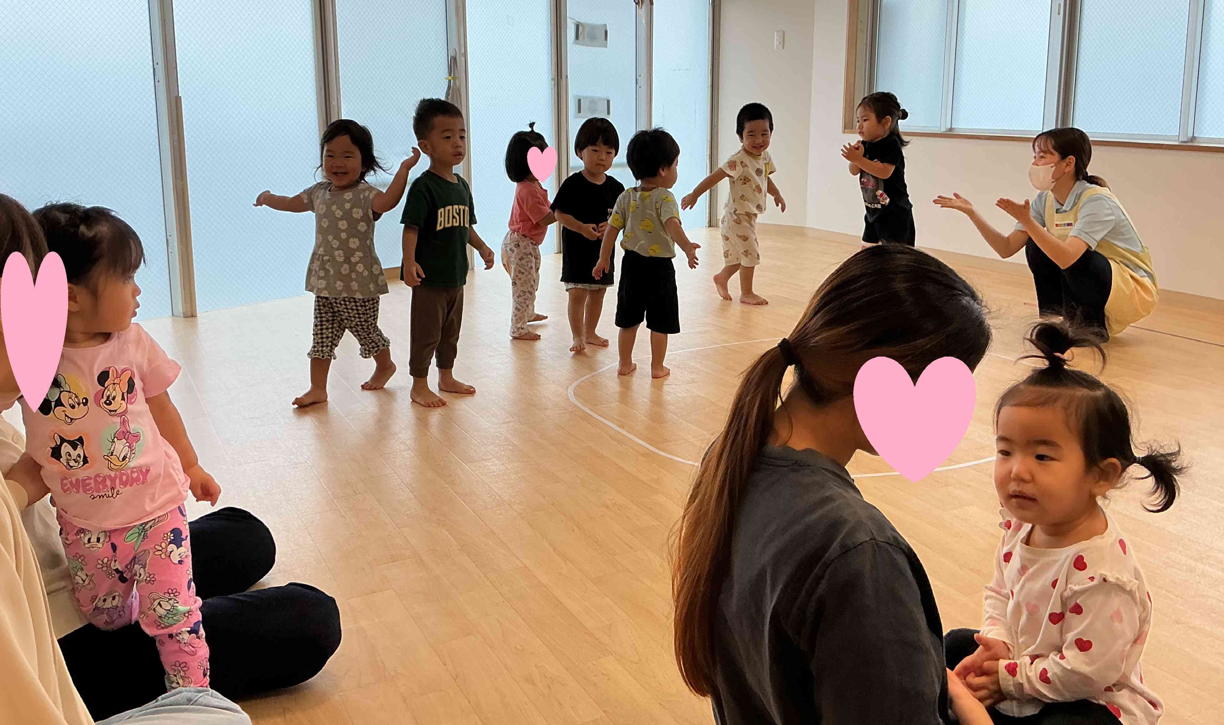 いつもはみんなと踊るんだけど…今日はママのおひざで見学するんだ♪