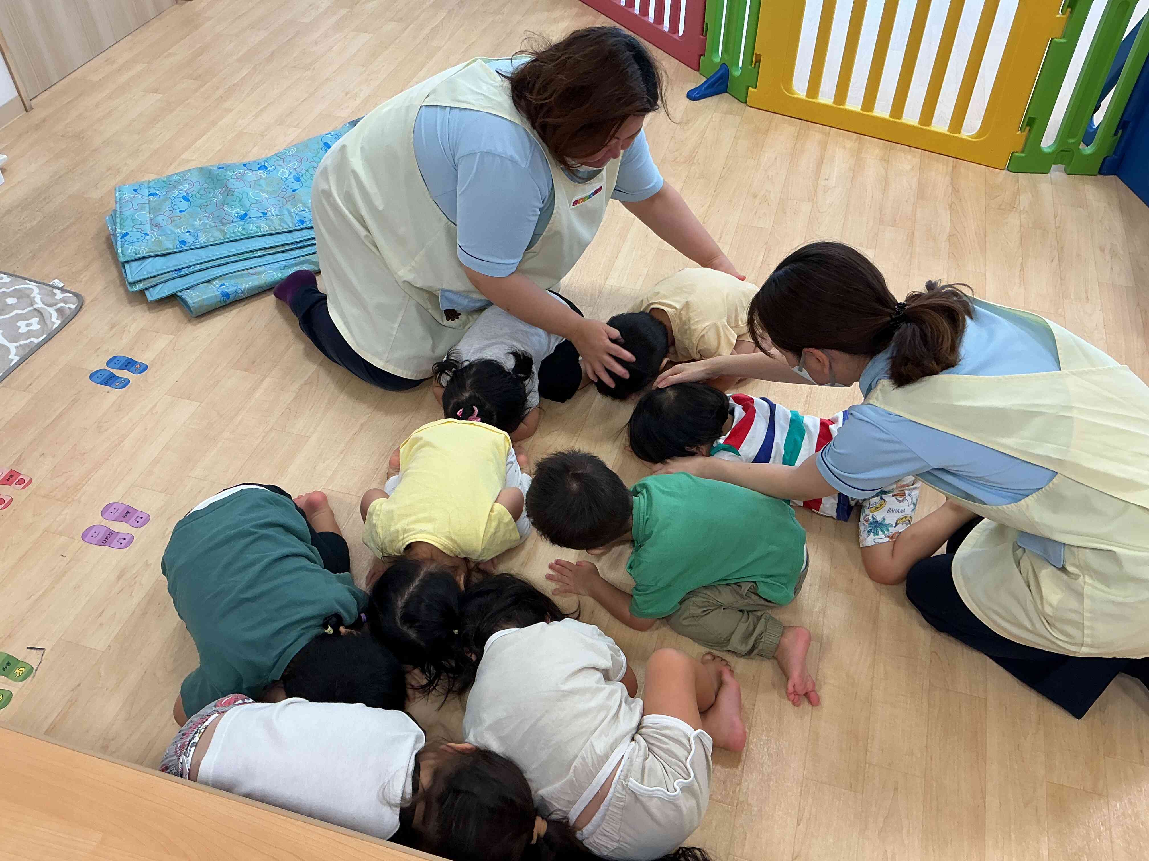 だんご虫ポーズ、早くできるのはだれかなー？