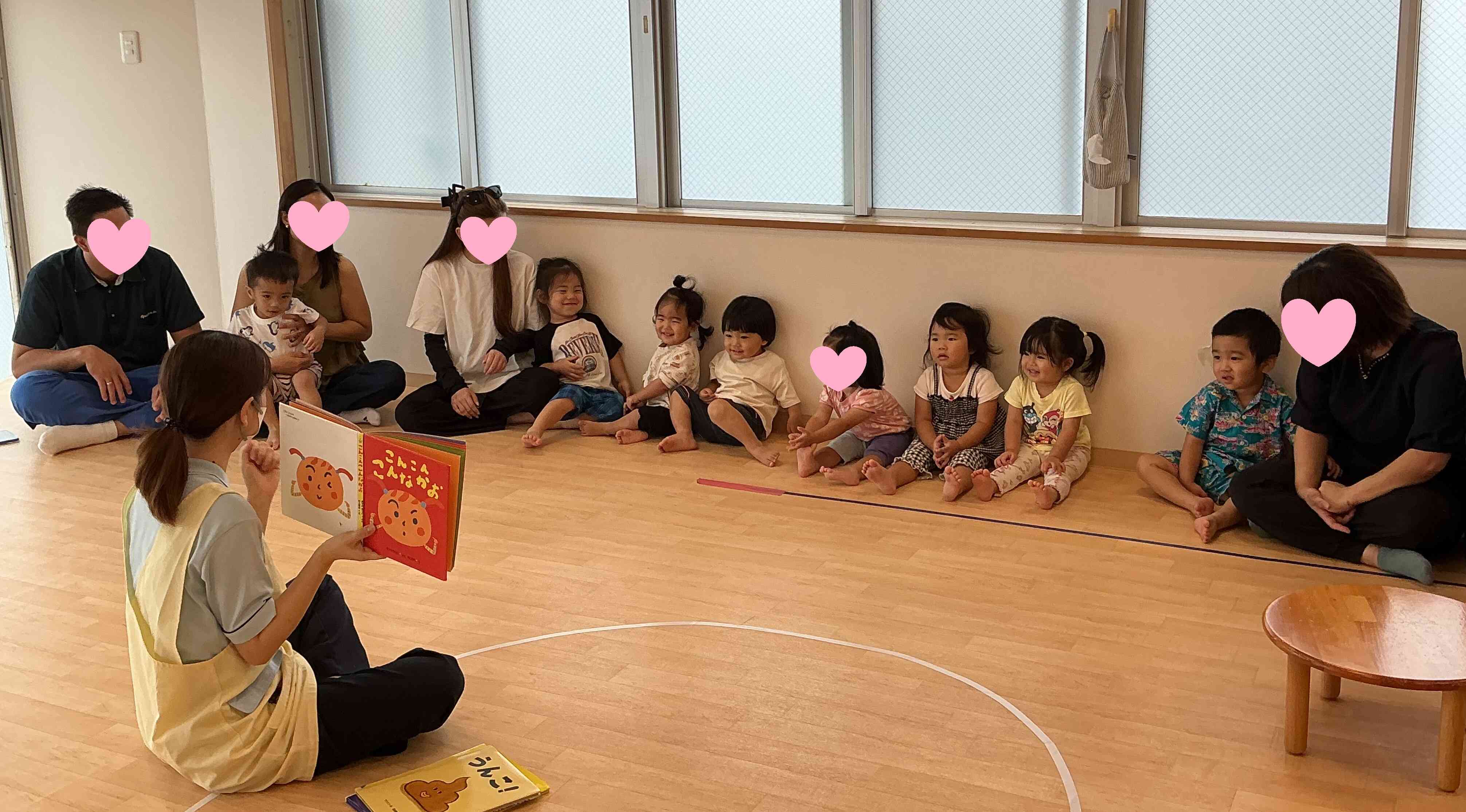 どんなお話かな~?パパママも一緒に聞いています♪