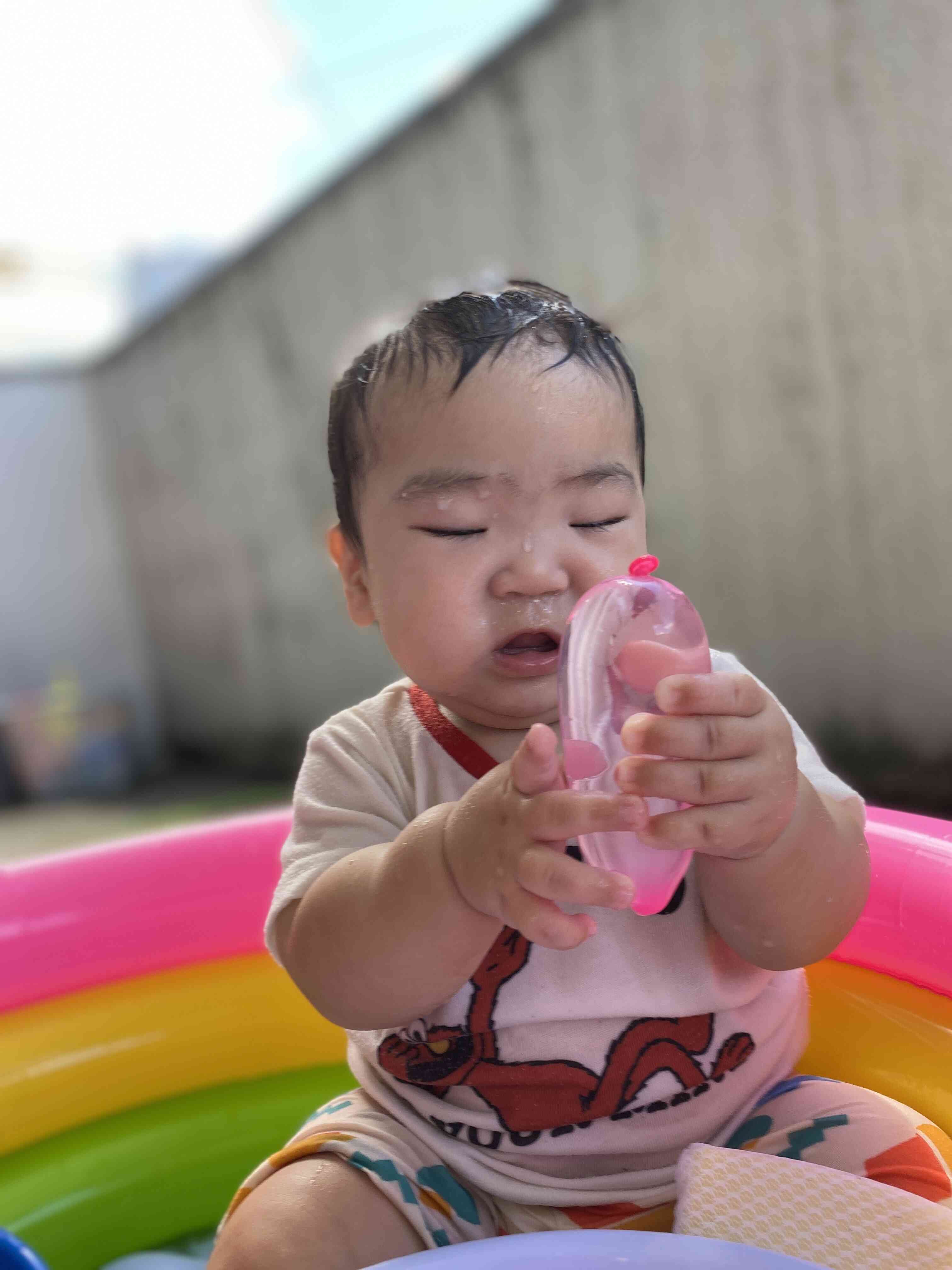 赤ちゃんの水あそび