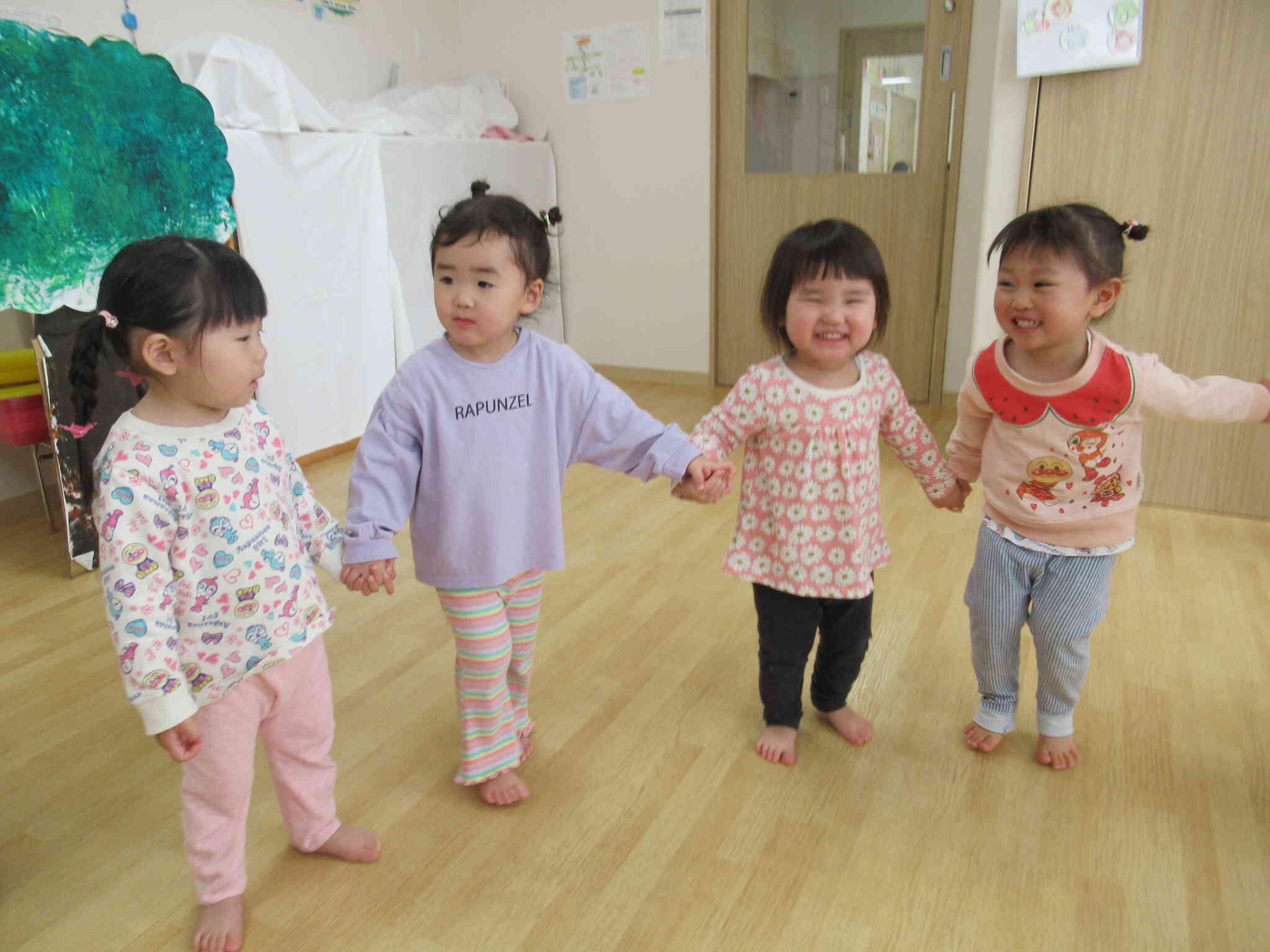 手をつなぐのも、上手になったのよ。