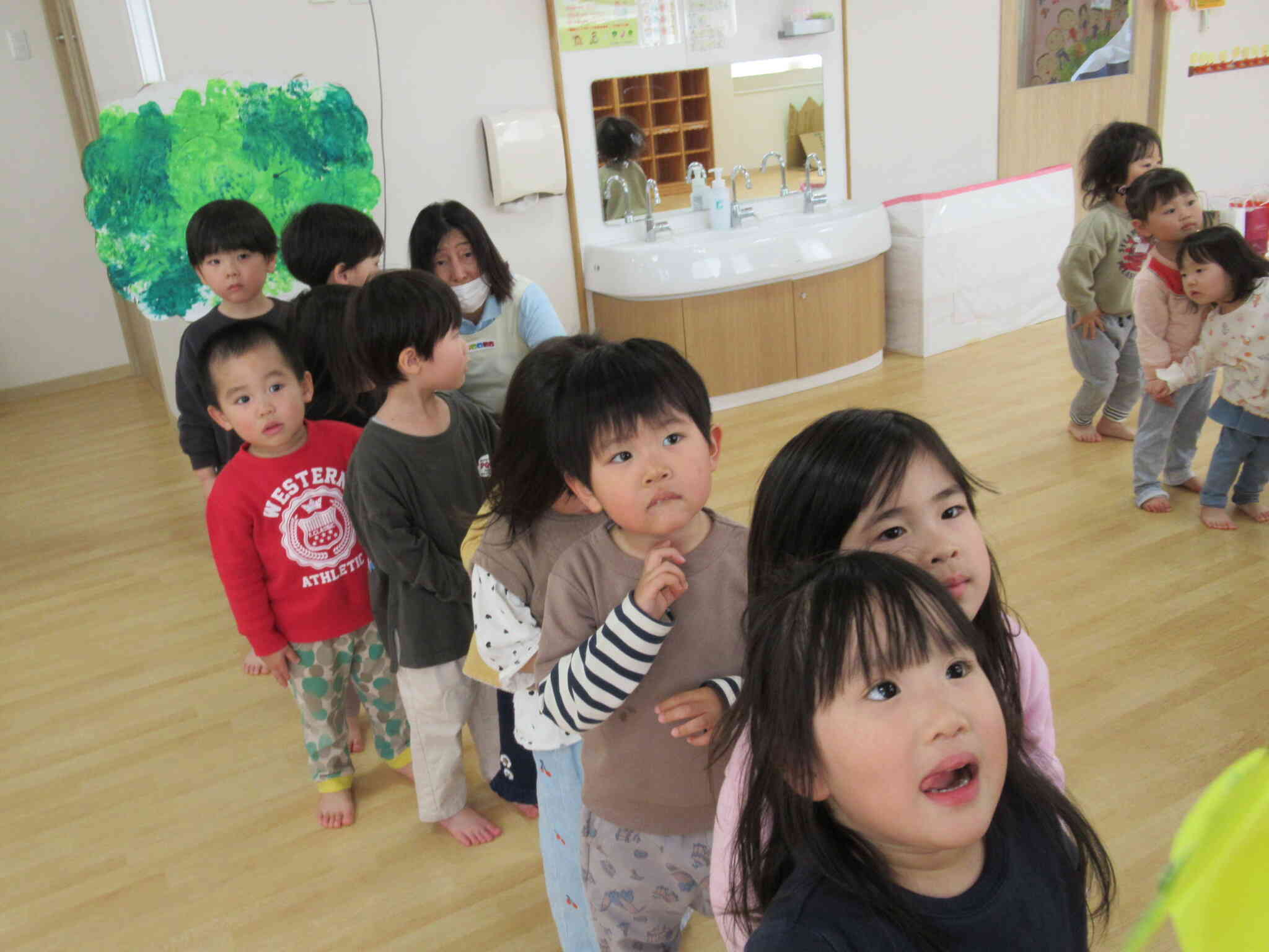 4月からはりす組（3歳児）さん。1列に並ぶのも、バッチリ！