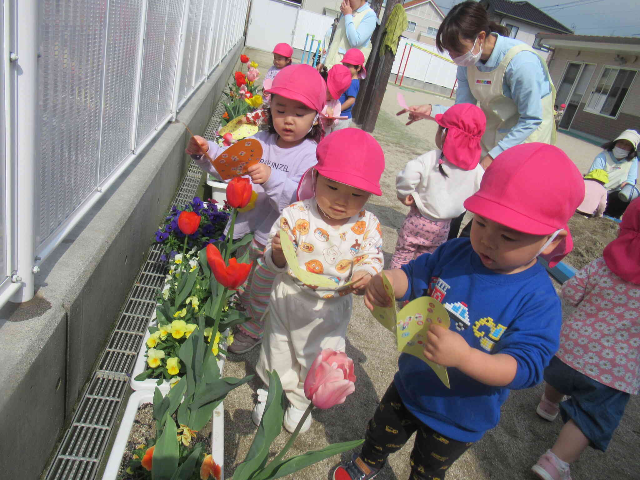 ちょうちょがお花にとまったよ。２歳児クラス手作りちょうちょと共に。