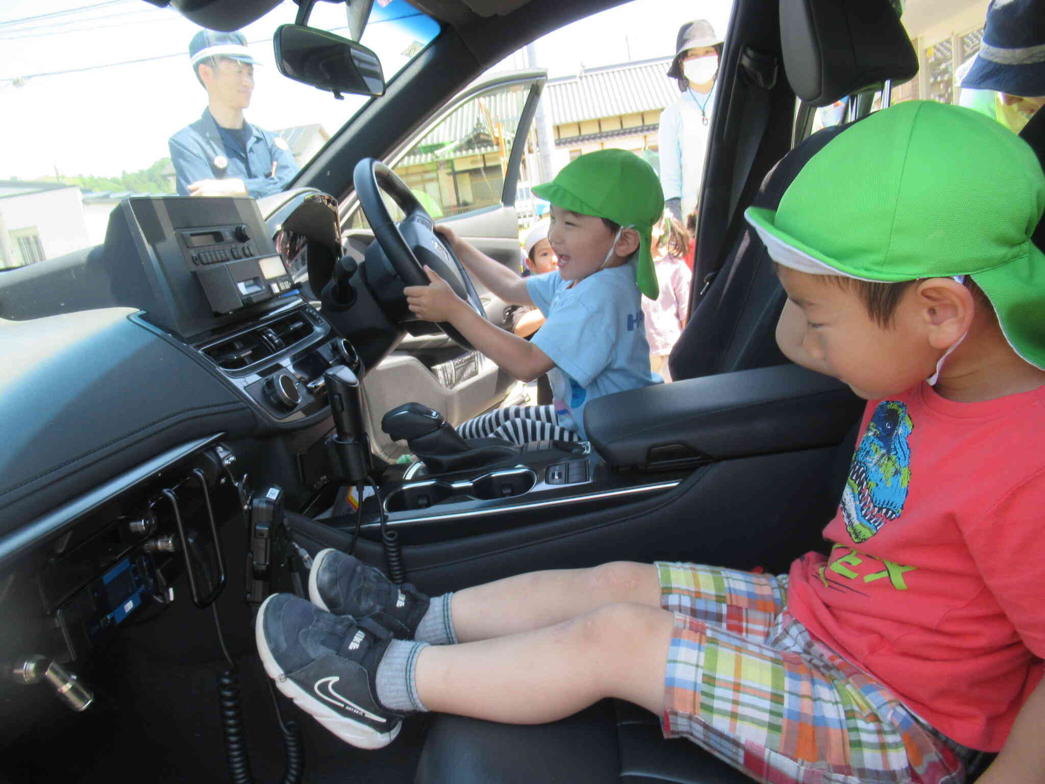 パトカーにのせてもらったよ。大きくなったら警察官！！かな・・・