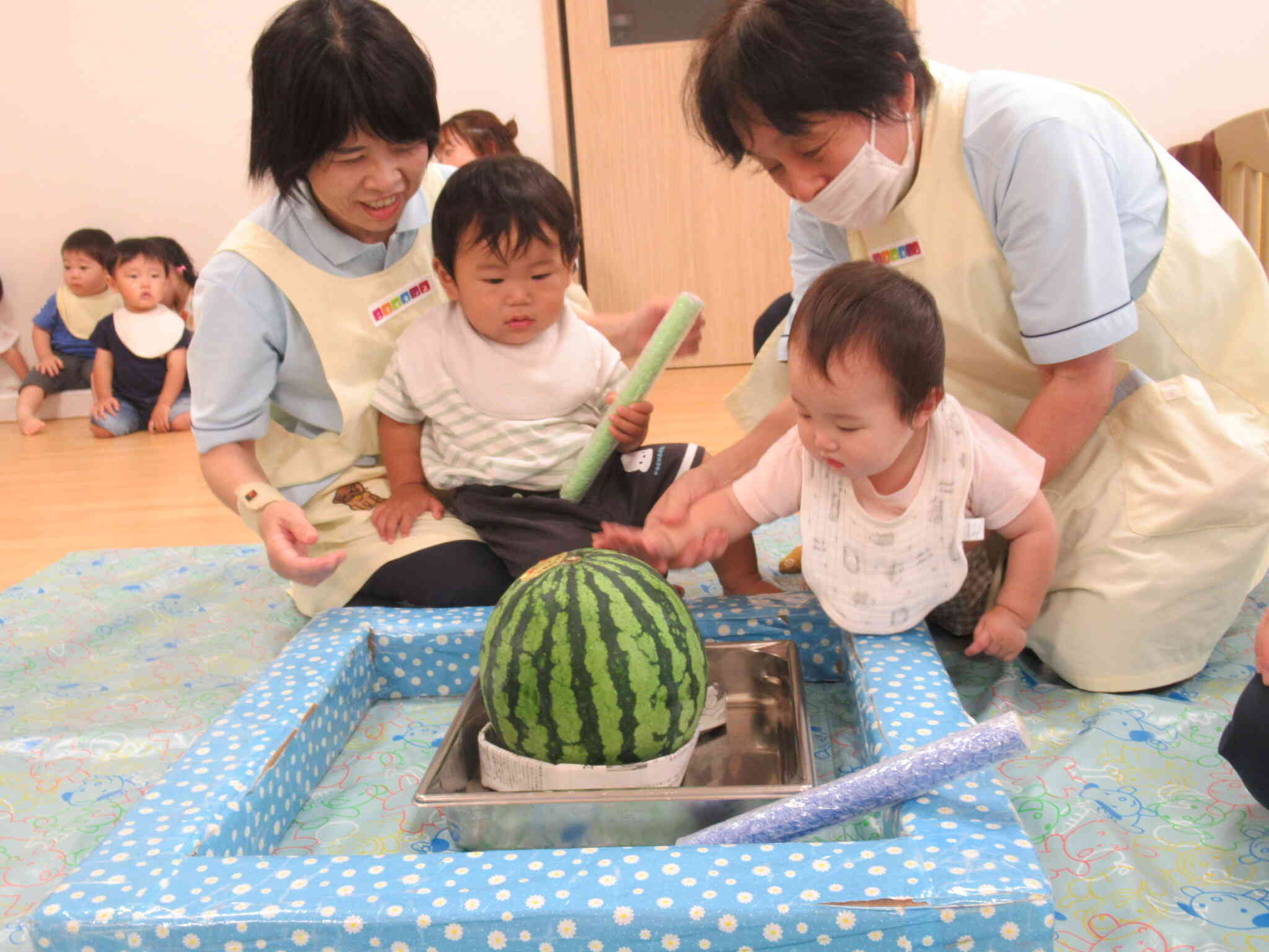 食育　乳児クラス　すいか割り