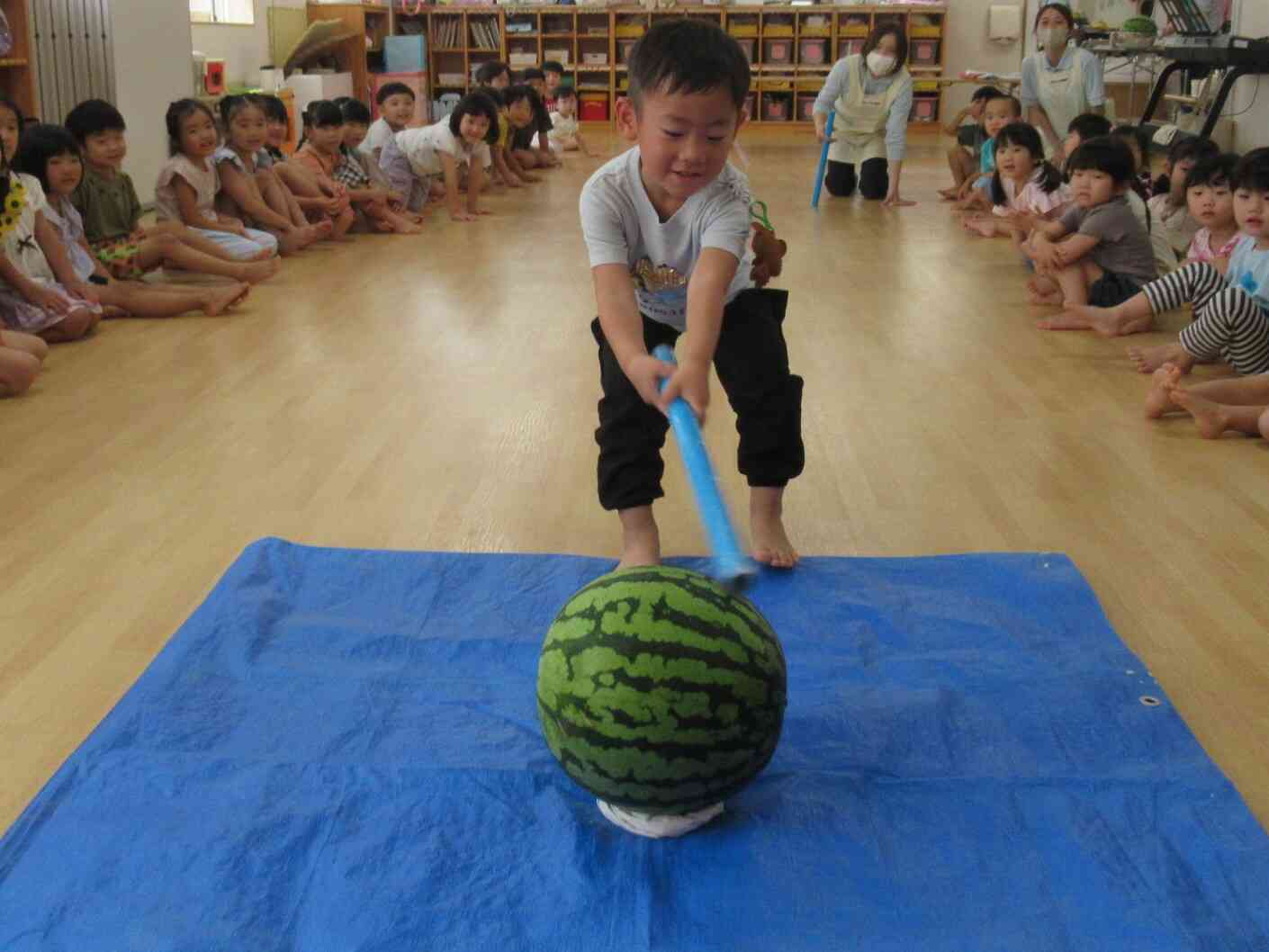 食育　幼児クラス　すいか割り