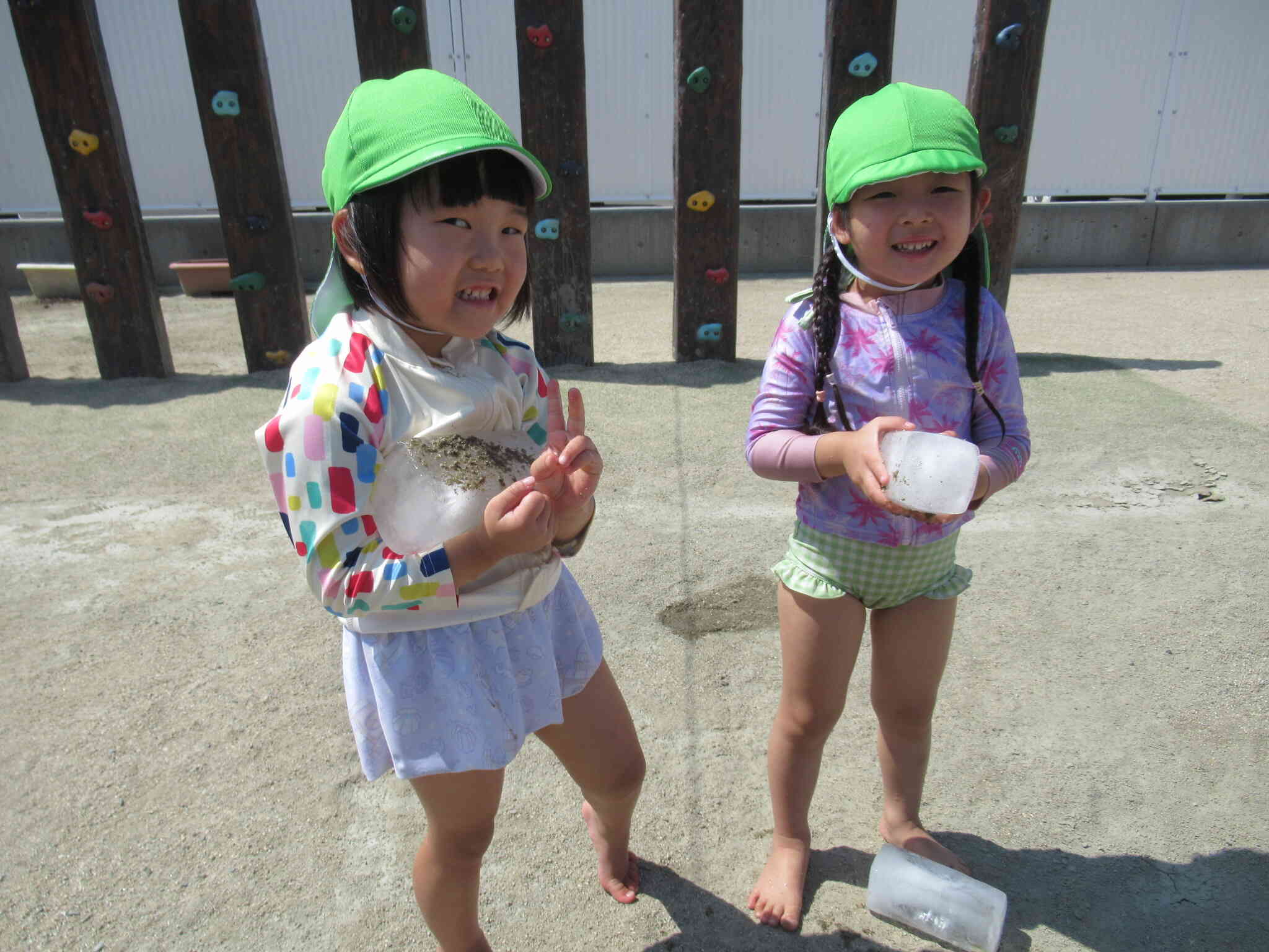 こんなに大きい氷を抱っこ・・・