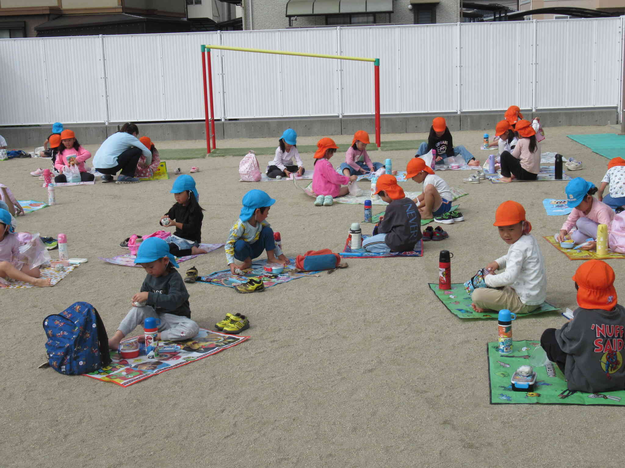 園庭でピクニック