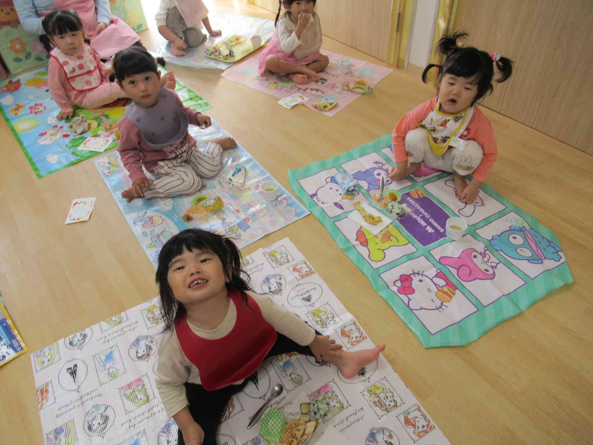 うさぎ組さんはパックに詰められたお弁当をみんなで食べたよ！