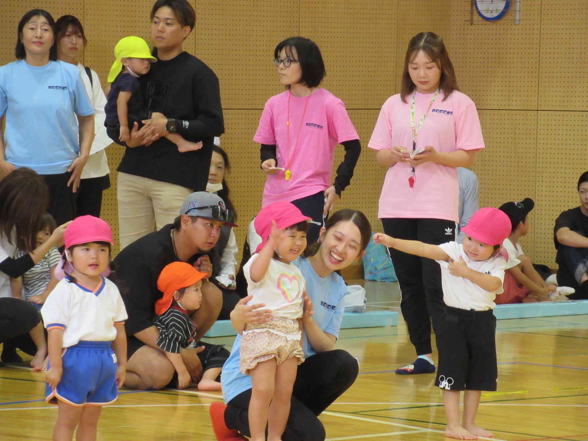 うさぎ組（２歳児さん）さんになると、ちょっと余裕の表情も見られます。