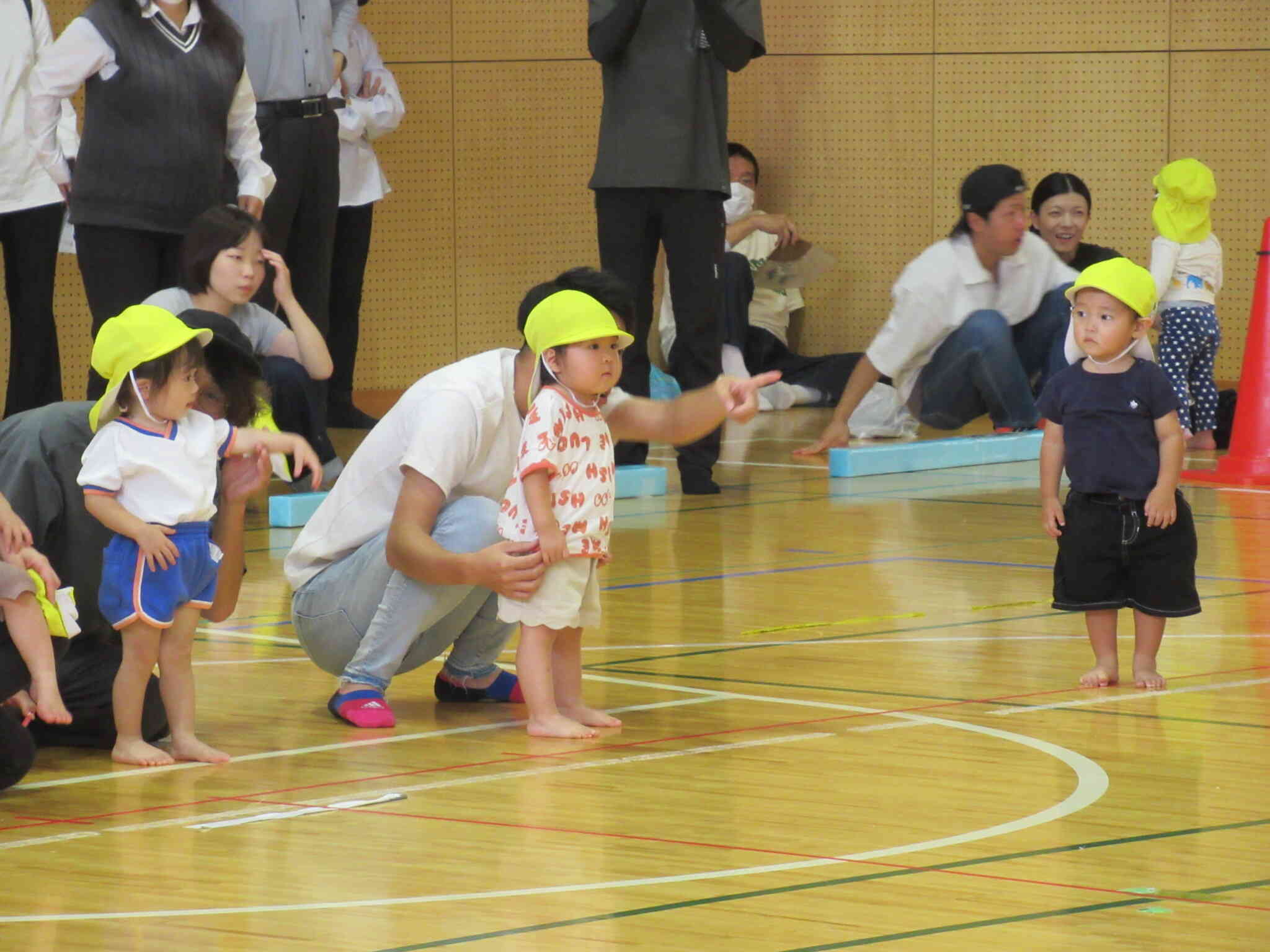 大舞台、大声援にきょとん、、？のあひる組（1歳児）さん、、、頑張りました！