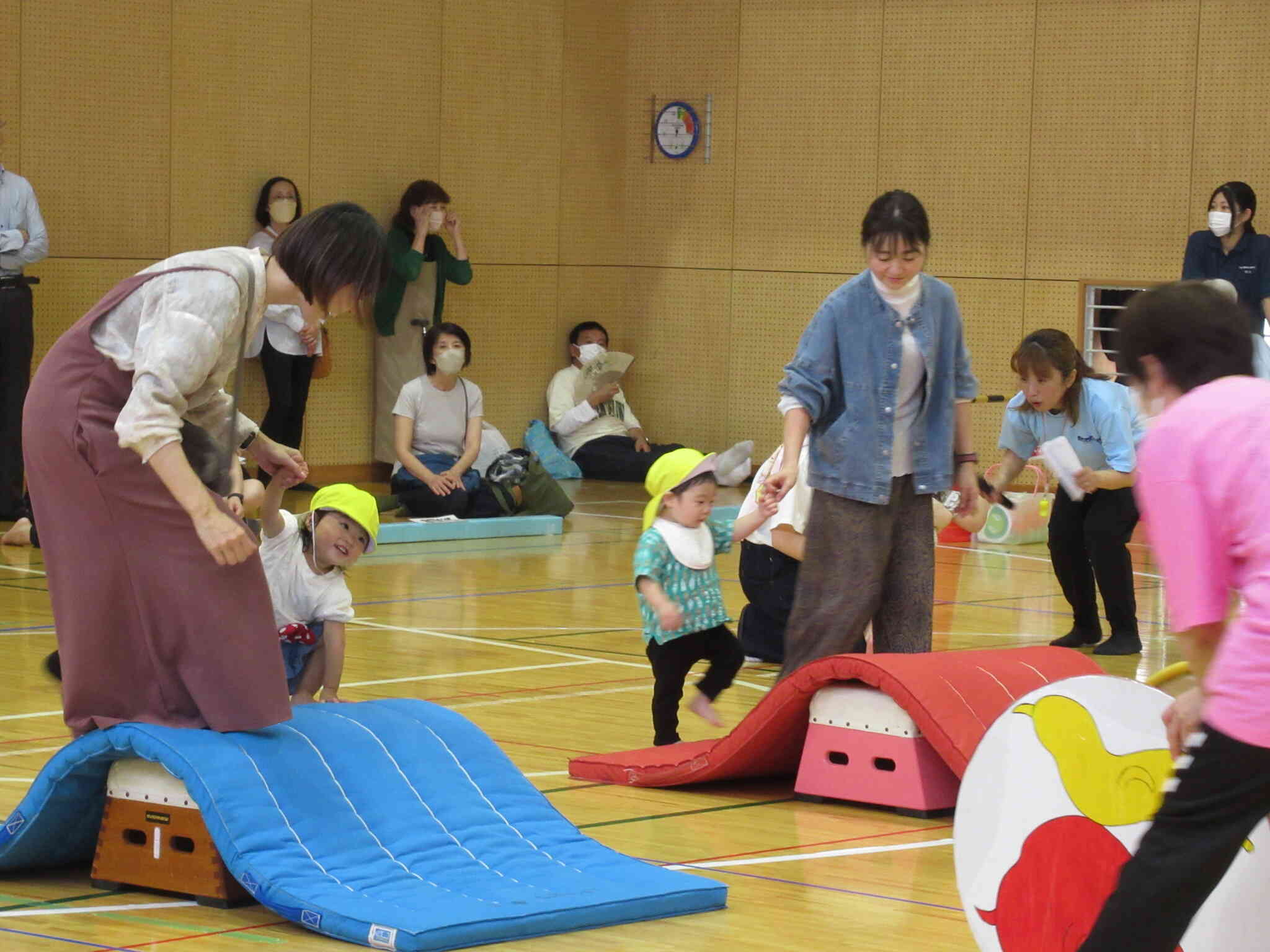 あひる組さん（1歳児）の親子競技も楽しい内容でした。