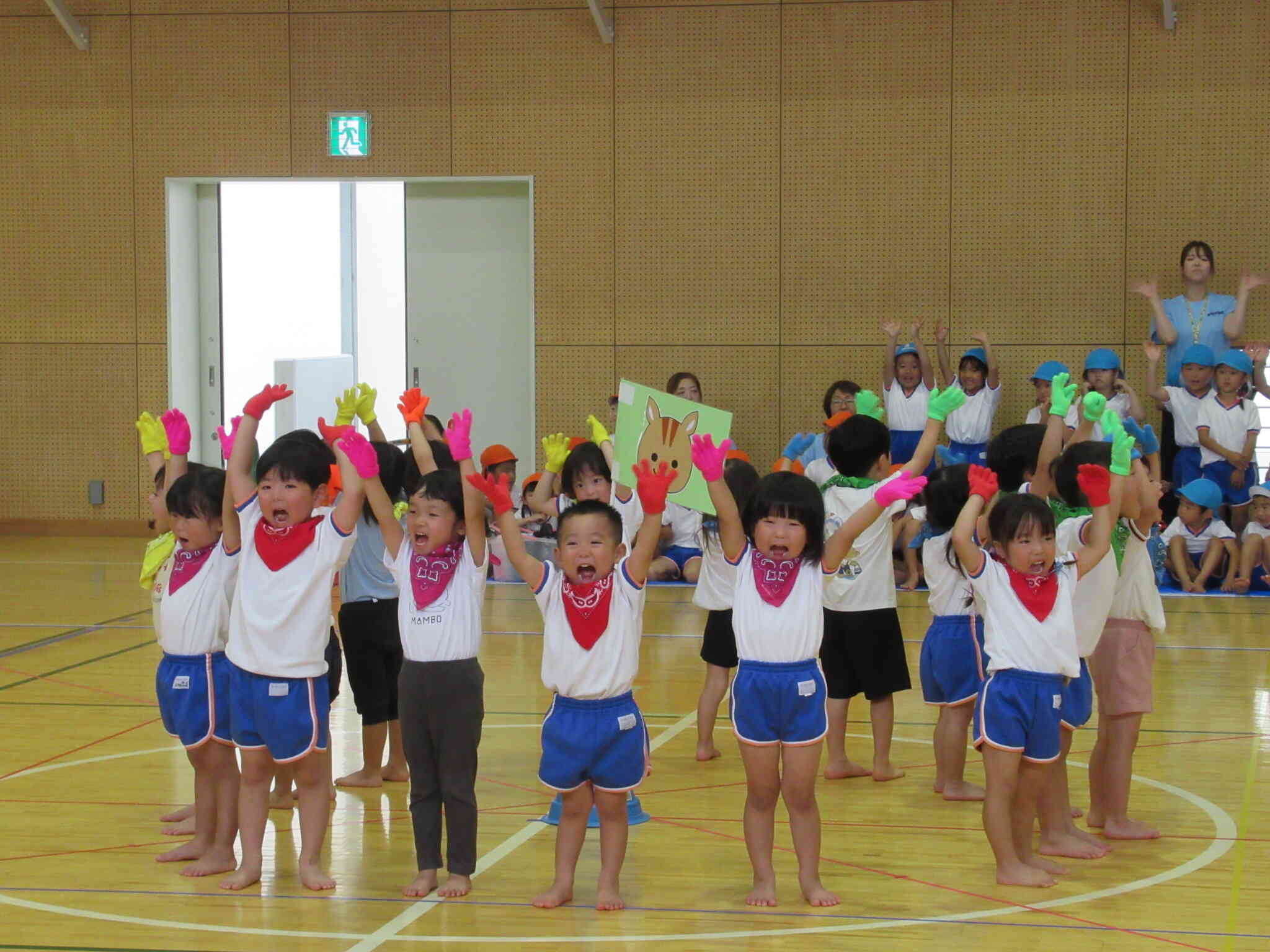 りす組（３歳児）さんのかわいいダンスも素敵でした。