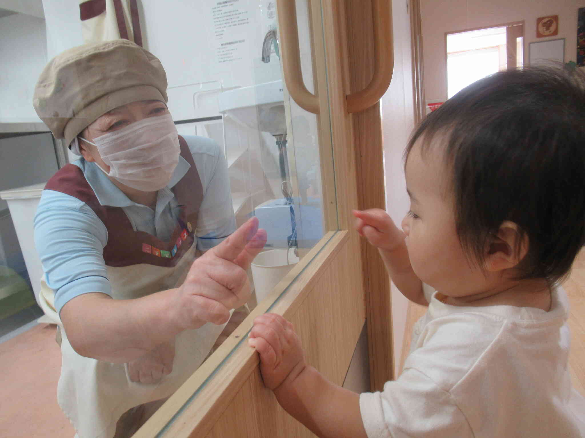 給食の先生とも、仲良しです。