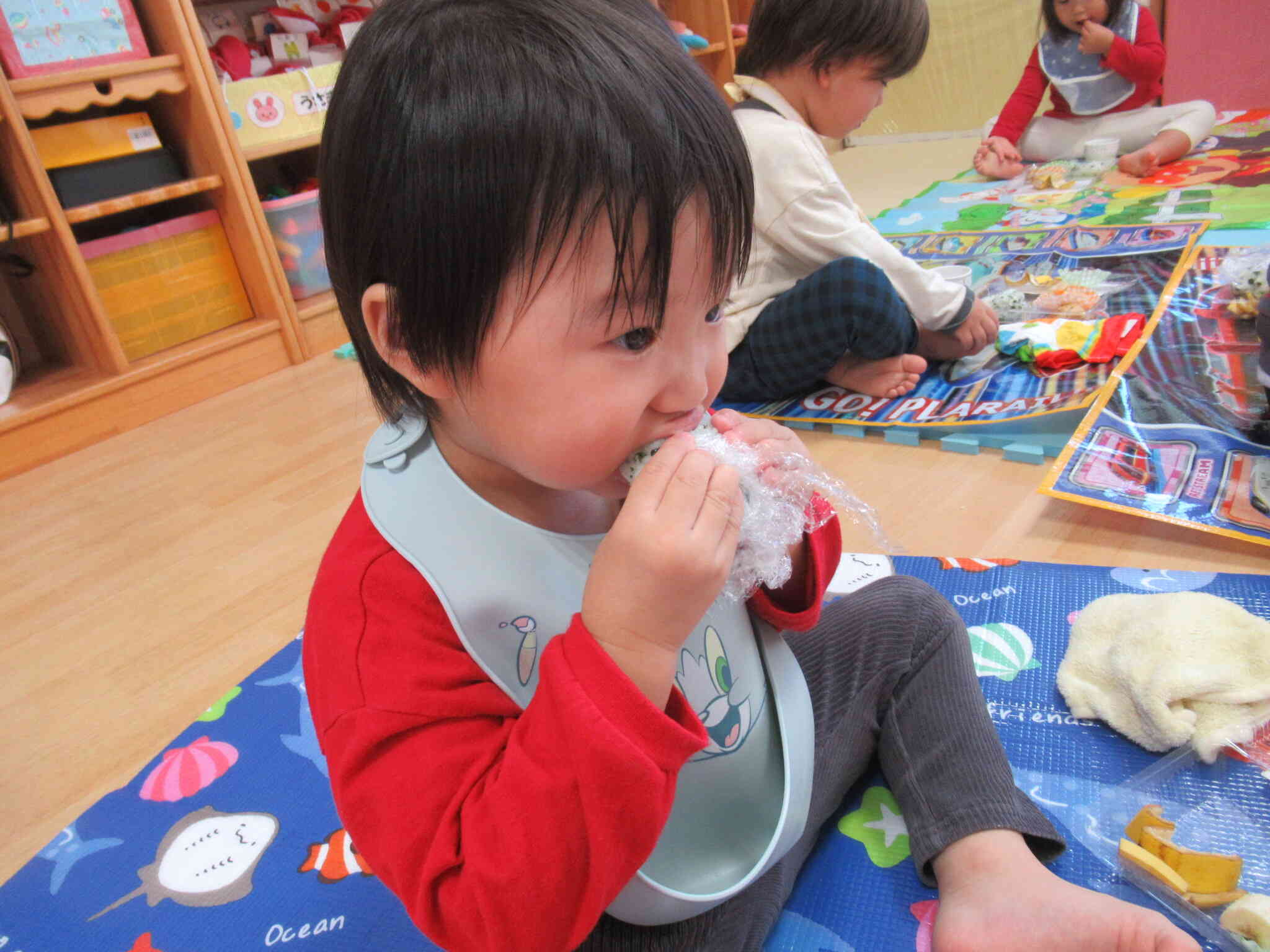 おにぎりぱくっ！　おいしいね～