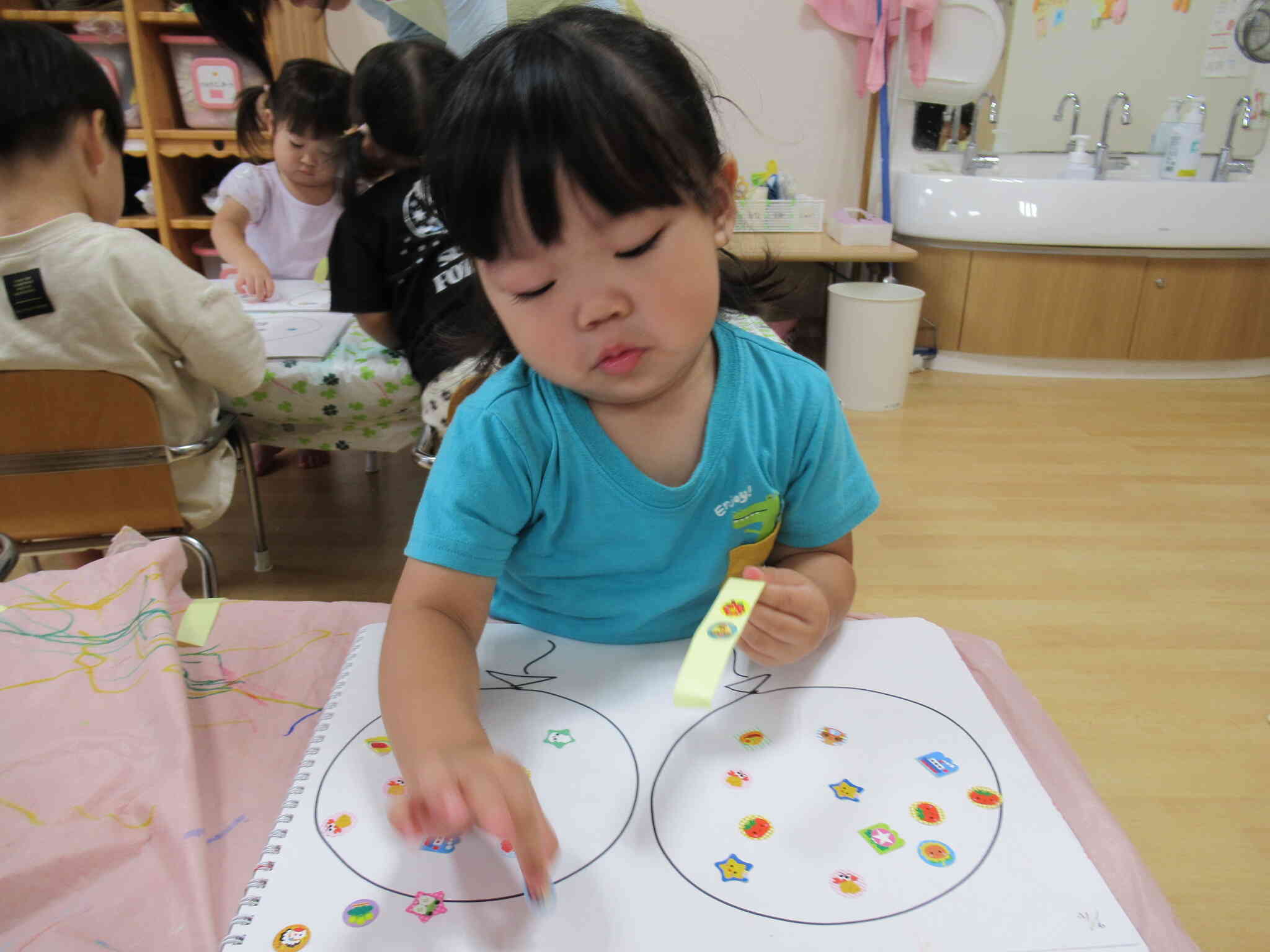 シール貼りだって、できちゃうよ。