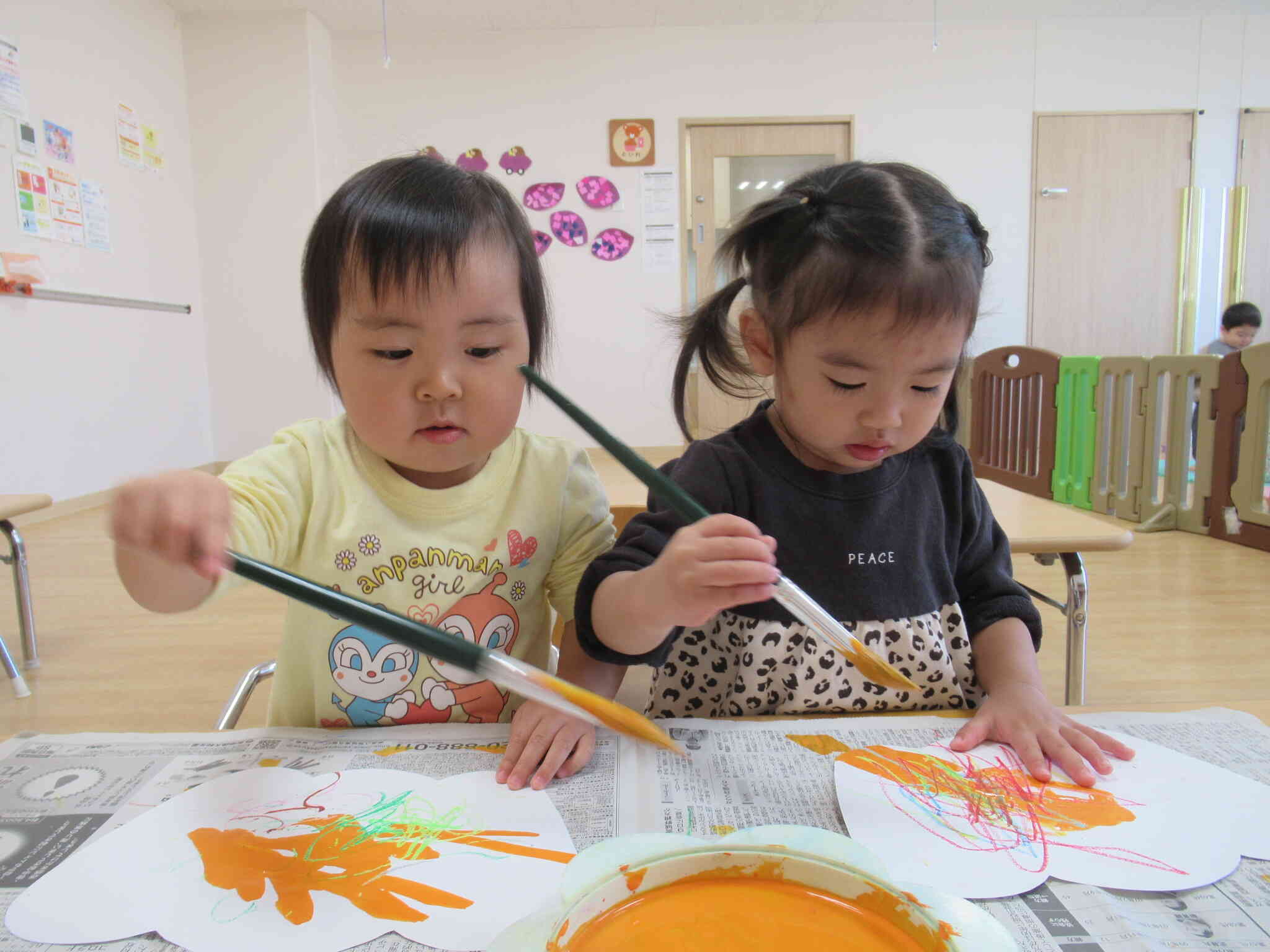 1歳児クラスのお友だち。筆を使ってみましたよ。